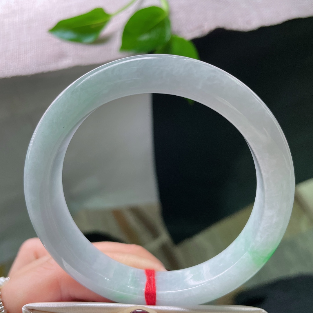 61/12.3/9.2，飘阳绿正圈，大圈口，俏色点缀，种老水足，贵气，晶体，ss49916a