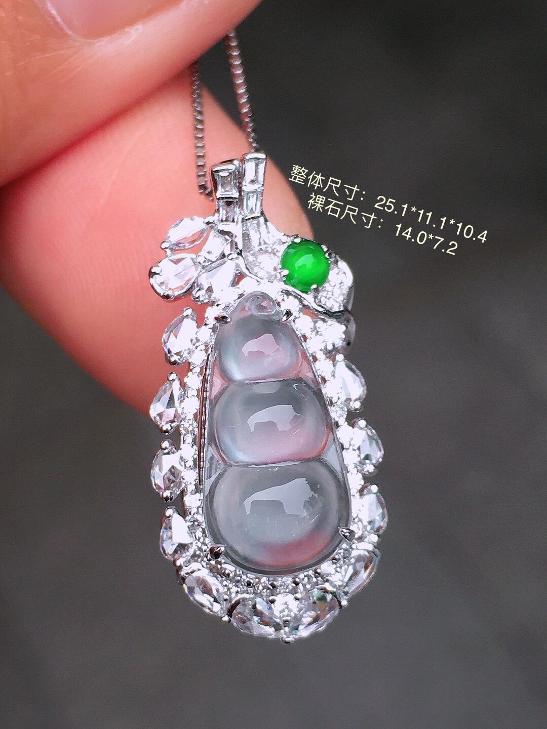 玻璃种福豆吊坠，玉质细腻，荧光感超
强，饱满圆润，尽显优雅气质，18k
金豪华镶嵌
