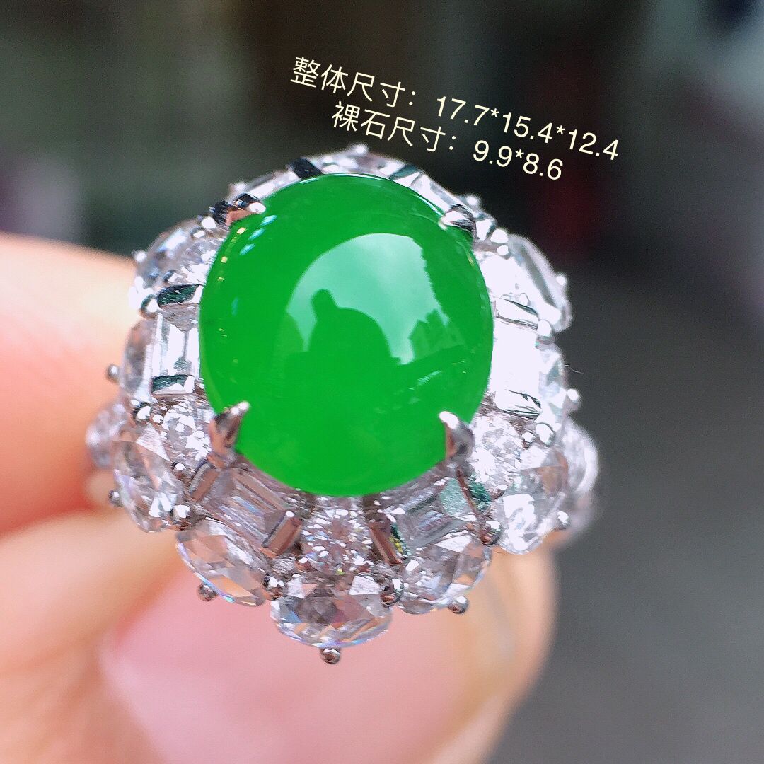 阳绿蛋面戒指，色泽均匀艳丽，玉质细腻，荧光感超
强，饱满圆润，尽显优雅气质，18k
金豪华镶嵌