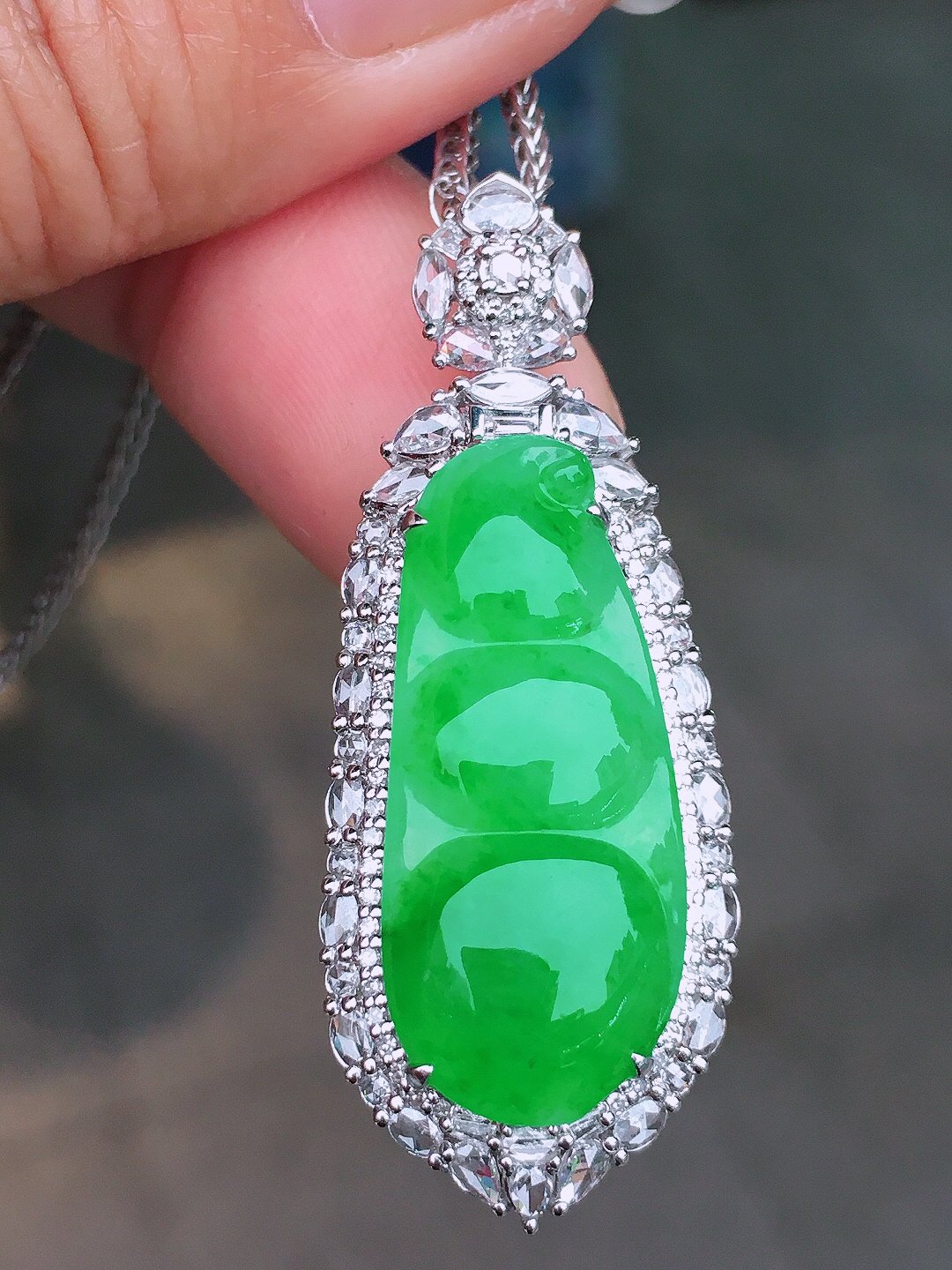 阳绿福豆吊坠，色泽艳丽，玉质细腻，荧光感超
强，饱满圆润，尽显优雅气质，18k
金豪华镶嵌