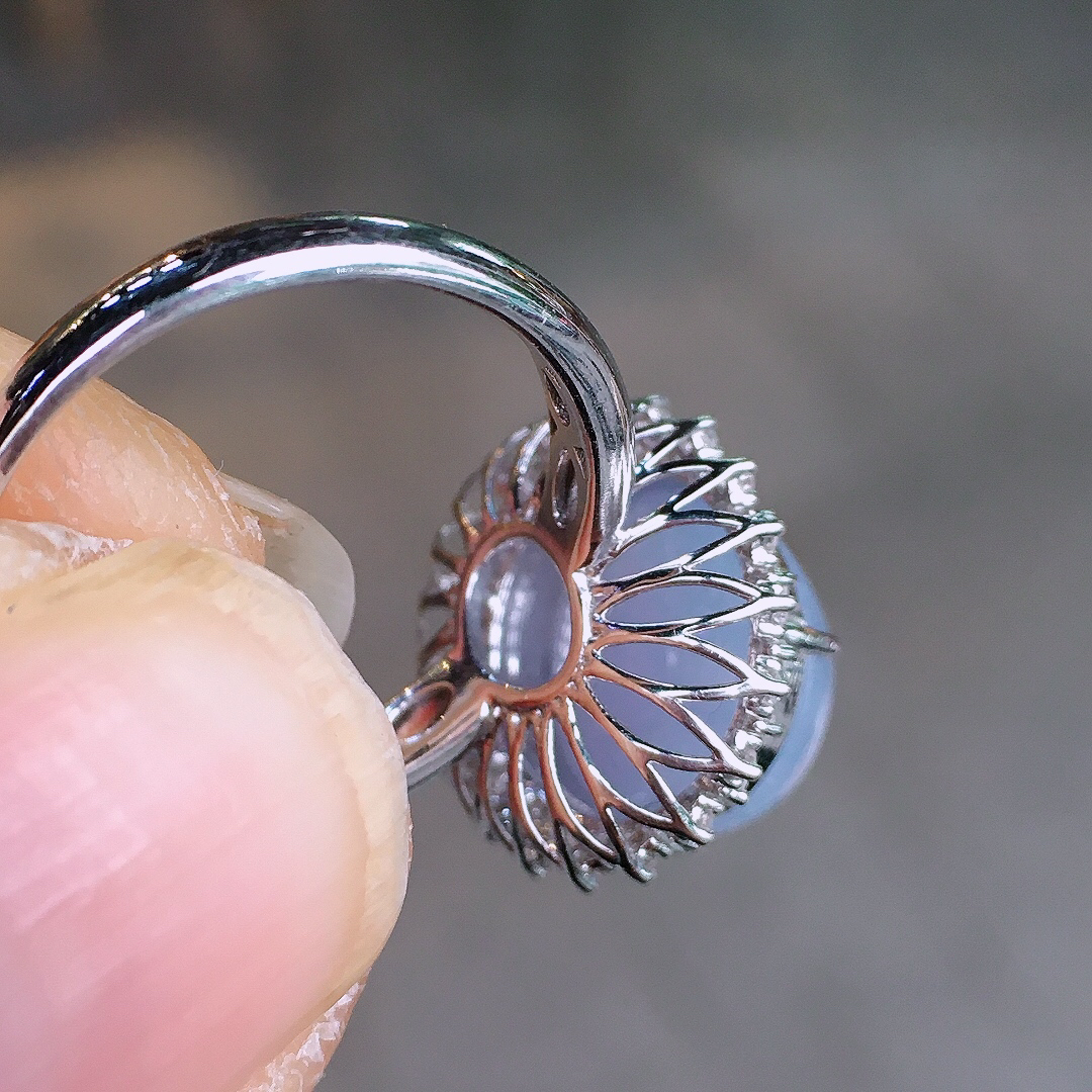 紫罗兰蛋面戒指，色泽均匀艳丽，玉质细腻，荧光感超
强，饱满圆润，尽显优雅气质，18k
金豪华镶嵌