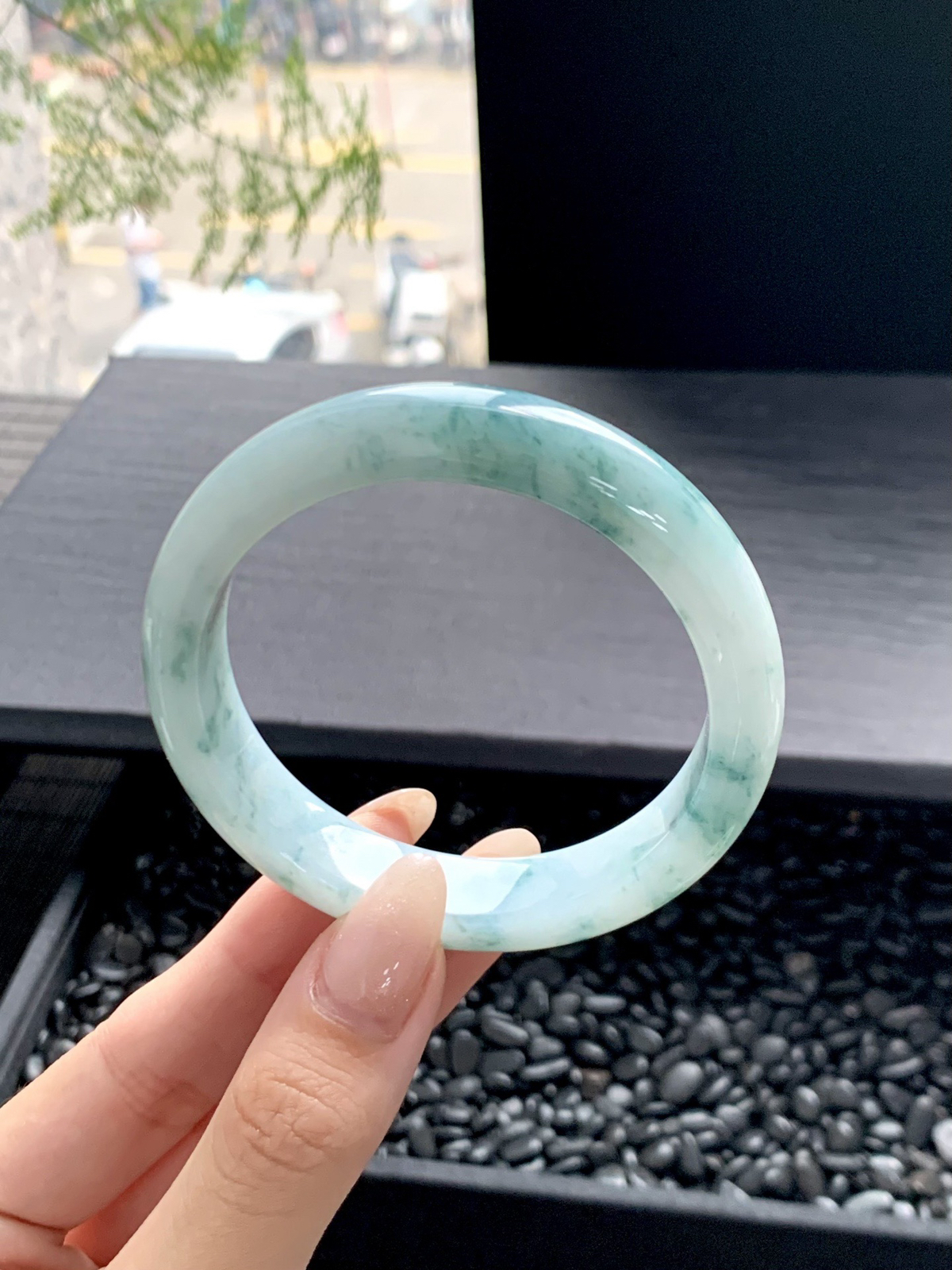 【冰飘花手镯】
清爽花色灵动而飘渺，勾勒出一副唯美诗意的山水意境画，古典优雅又秀气
【尺寸】55-12-8mm