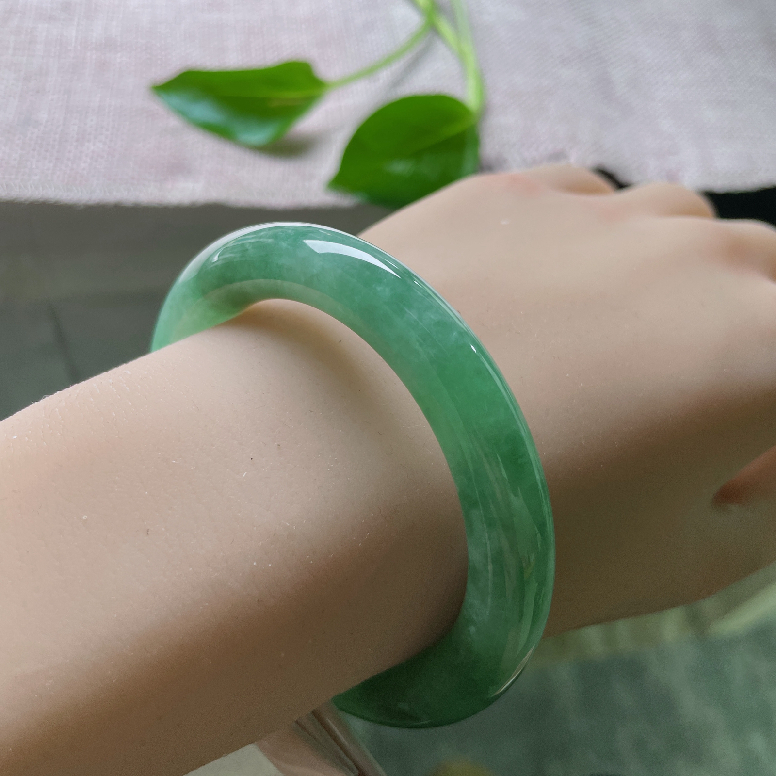 52.3/9.6绿底圆条，水润细腻，种老，翠色伊人，自带贵气，皮纹..