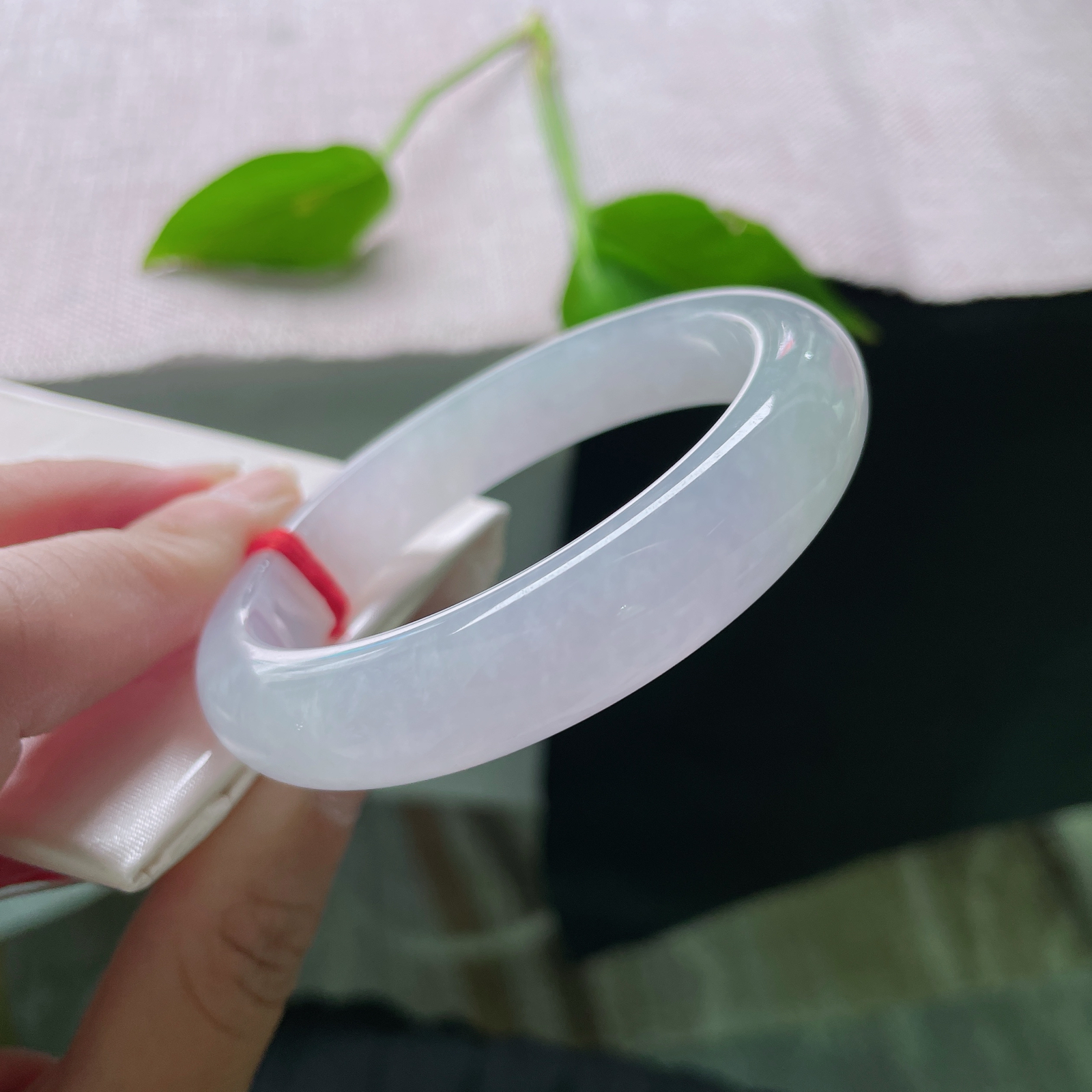 54.8/12.1/8.3，冰紫正圈，种老，色泽柔润通透，佩戴更添温婉韵味。皮纹