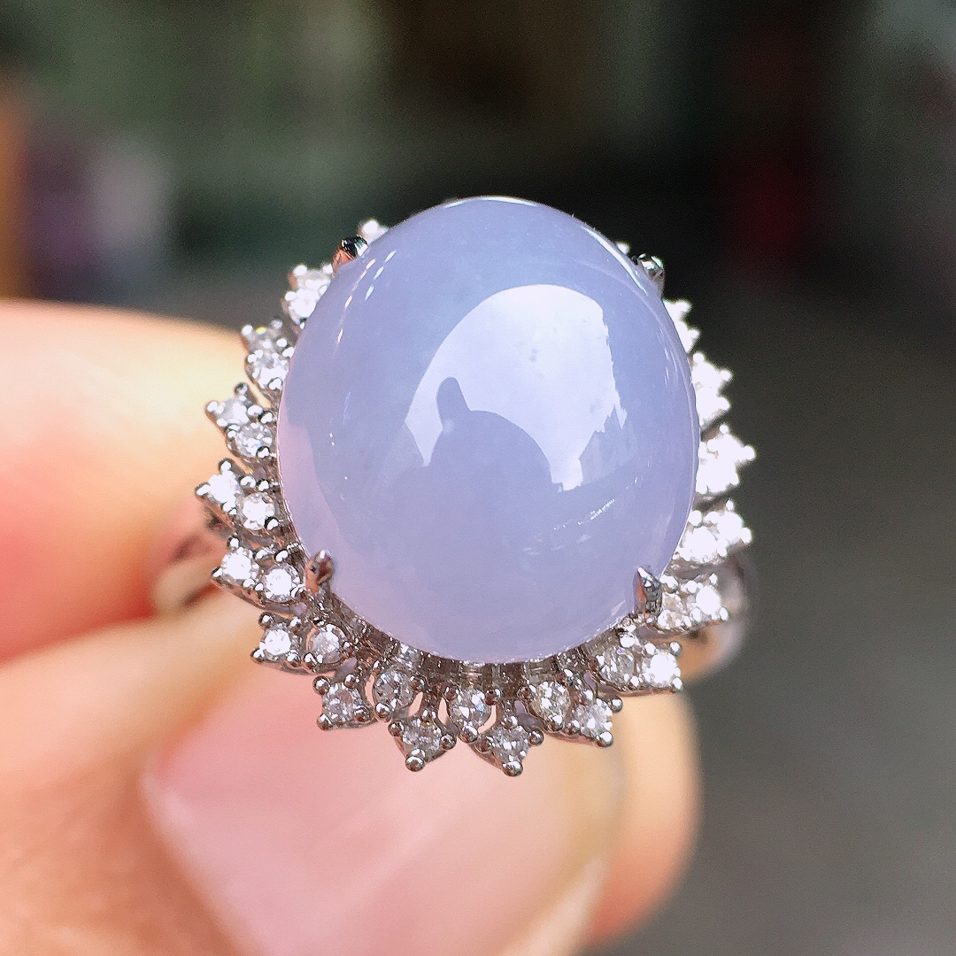 紫罗兰蛋面戒指，色泽均匀艳丽，玉质细腻，荧光感超
强，饱满圆润，尽显优雅气质，18k
金豪华镶嵌