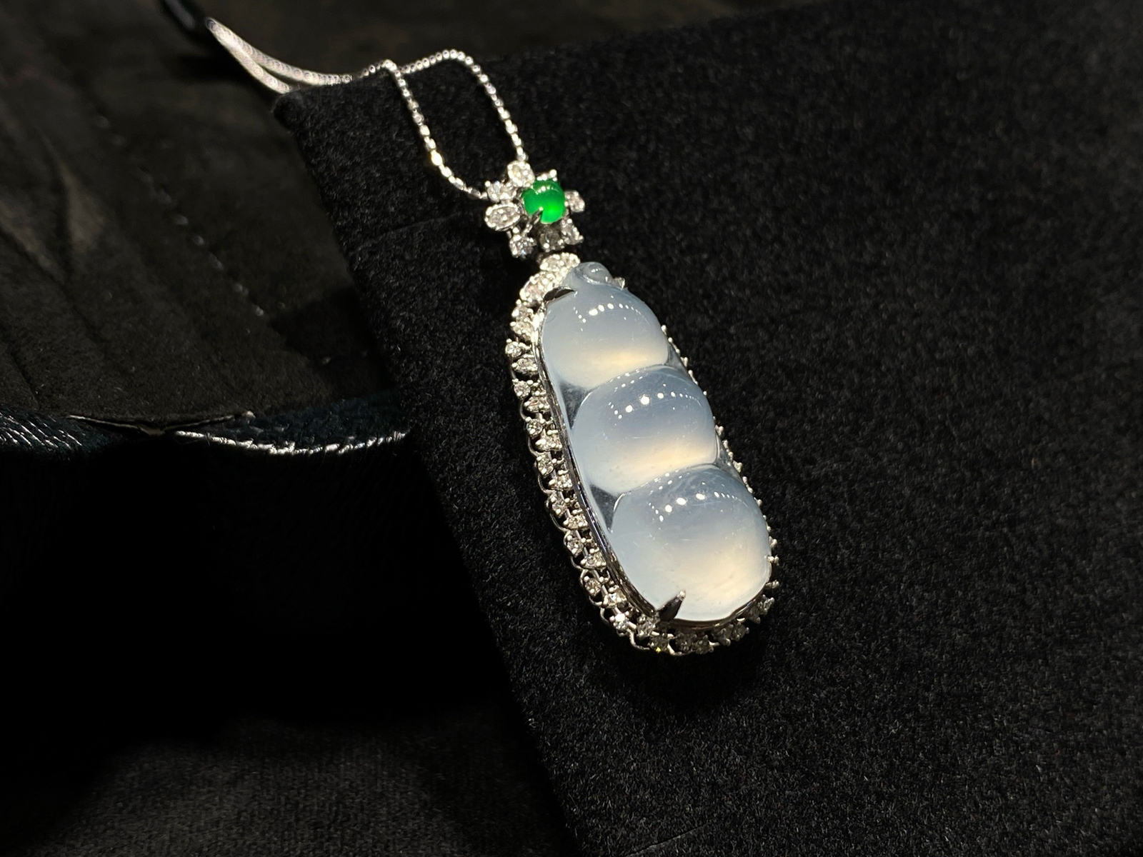 🤍白冰·福豆
18k金伴钻
福豆的形态饱满温润，清透如泉，福意绵长，藏不住的贵气精致～