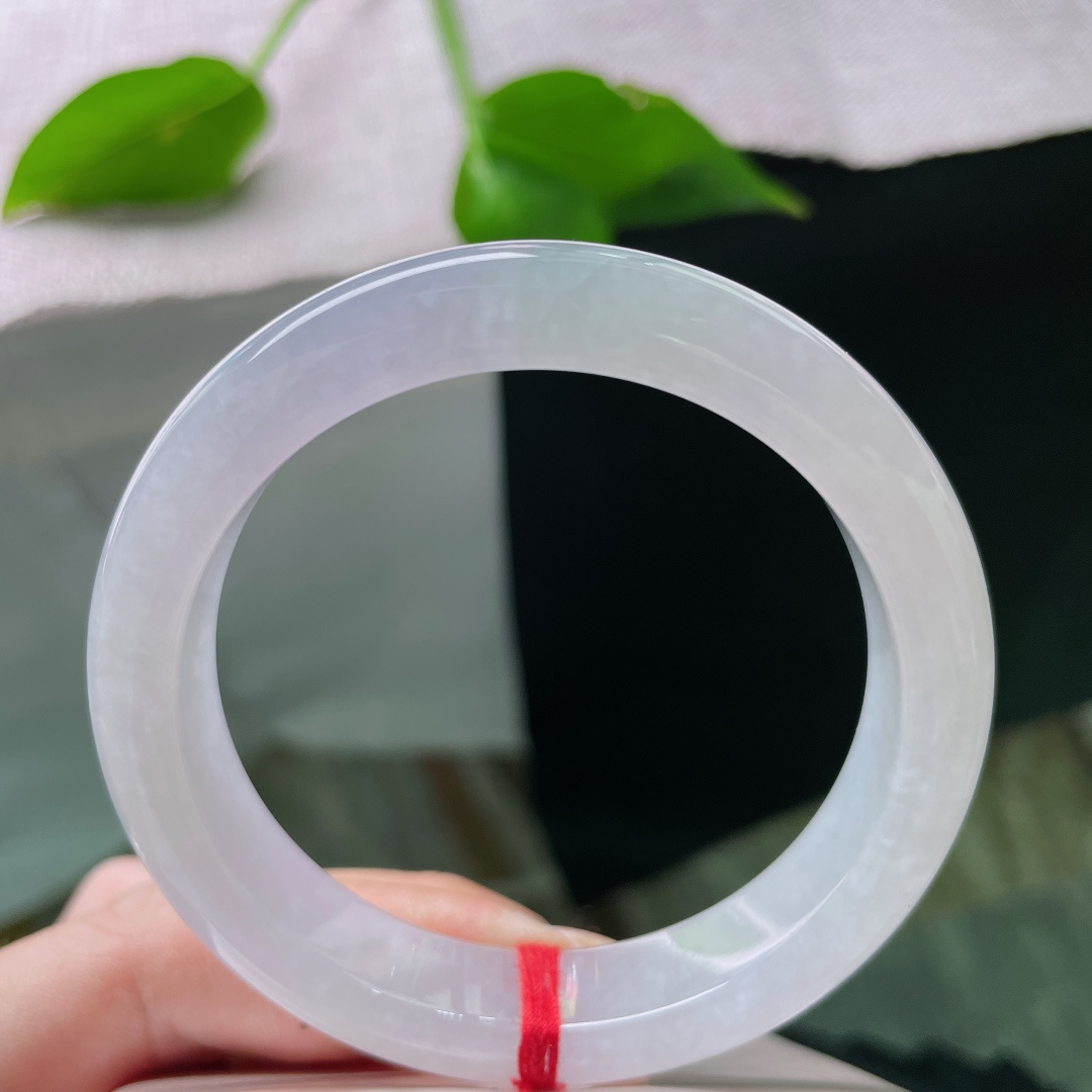 54.8/12.1/8.3，冰紫正圈，种老，色泽柔润通透，佩戴更添温婉韵味。皮纹，ss48793a