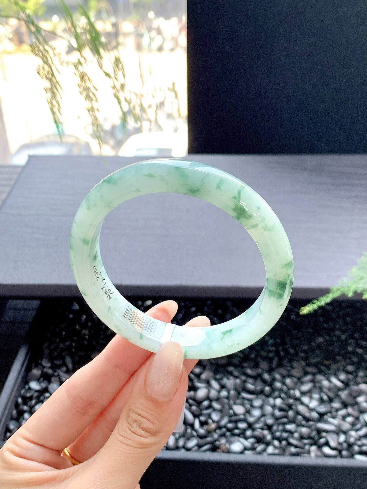 【晴底飘花手镯】
一汀烟雨杏花寒雨过天晴的柔风绿色 澄净湖水的宁静仿佛整个春天都在里面
【尺寸