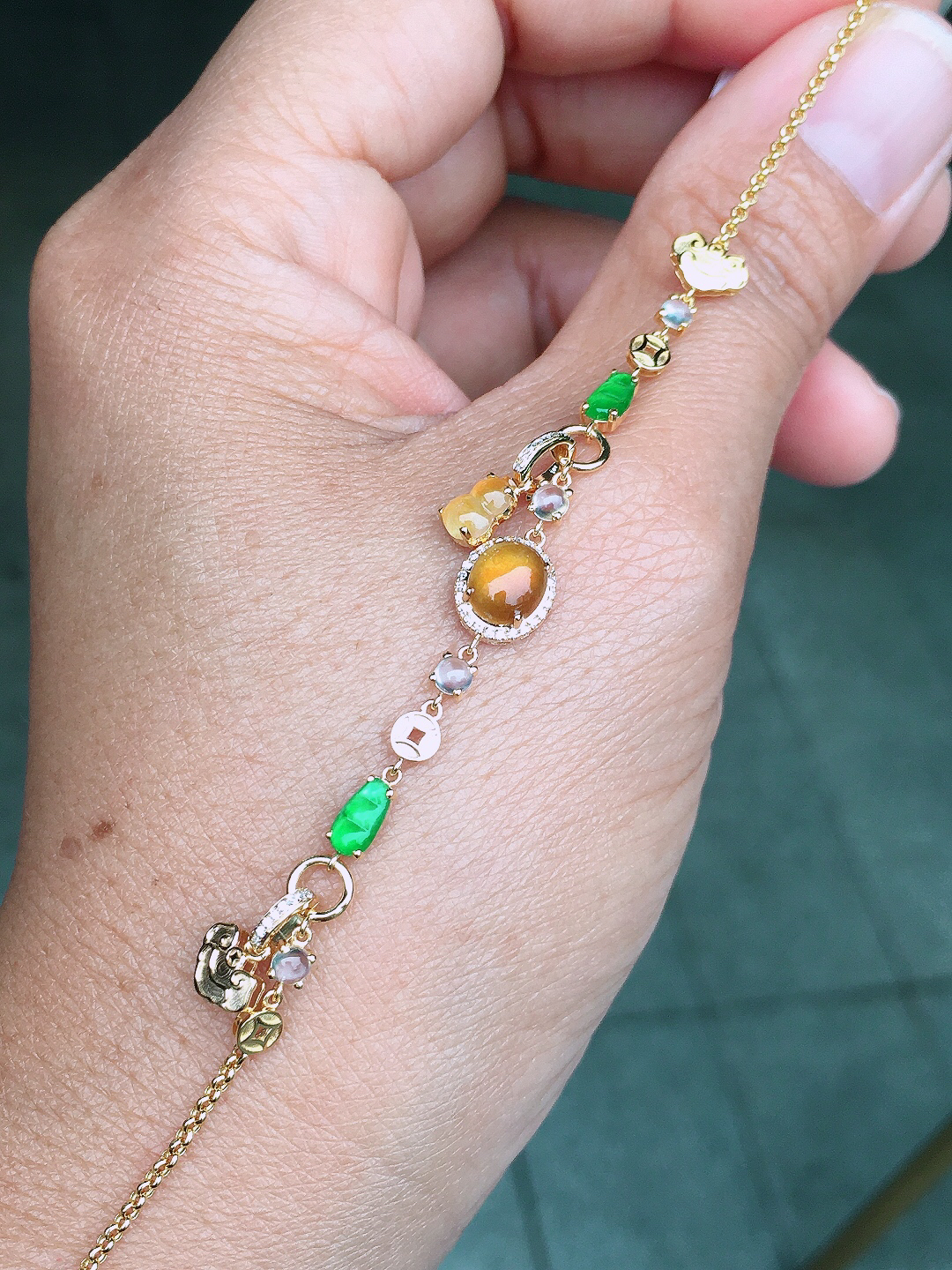 黄翡蛋面手链，色泽均匀艳丽，玉质细腻，荧光感超
强，饱满圆润，尽显优雅气质，18k
金豪华镶嵌