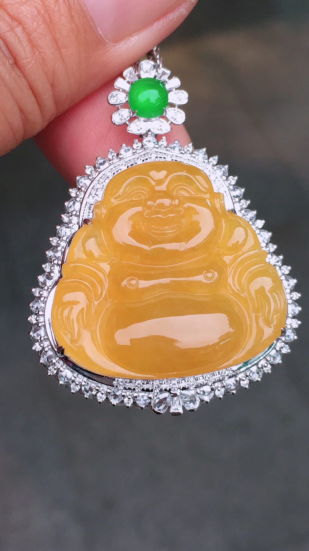 黄翡佛公吊坠，色泽均匀艳丽，玉质细腻，荧光感超
强，饱满圆润，尽显优雅气质，18k
金豪华镶嵌