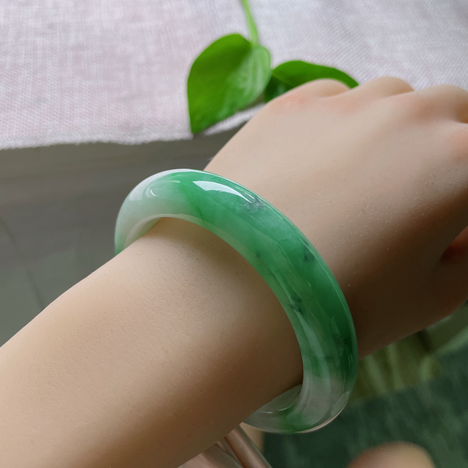 56.5/12.6/9.4，飘绿正圈，版型厚装，肉质细腻，镯韵千秋，乌鸡..