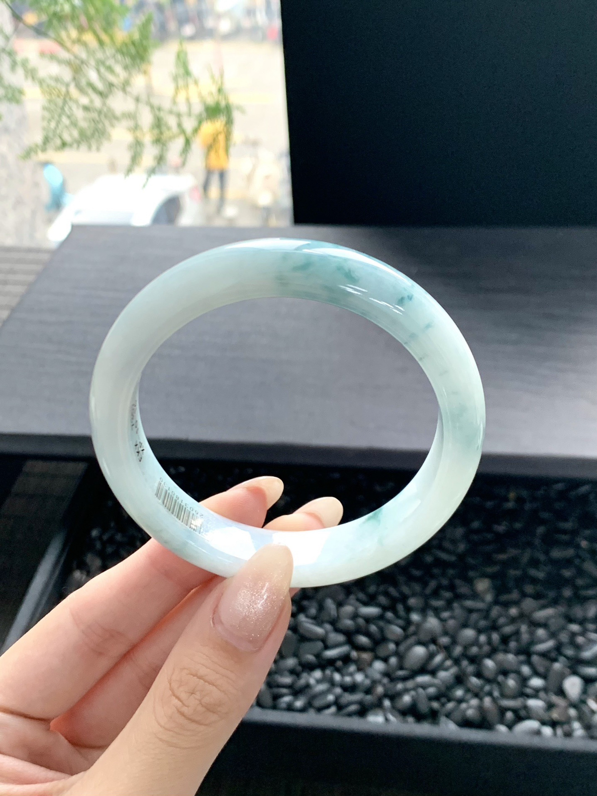 【飘花手镯】
飘花翡翠手镯如一泓春水映落花，清透的底色上翠色轻漾如云如絮，灵动生辉
【尺寸】57