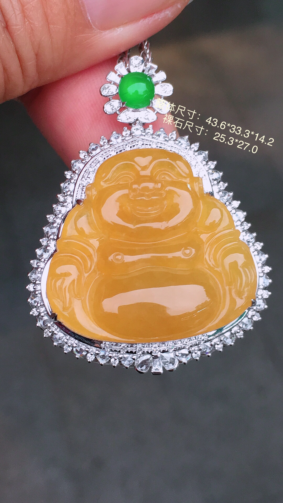 黄翡佛公吊坠，色泽均匀艳丽，玉质细腻，荧光感超
强，饱满圆润，尽显优雅气质，18k
金豪华镶嵌