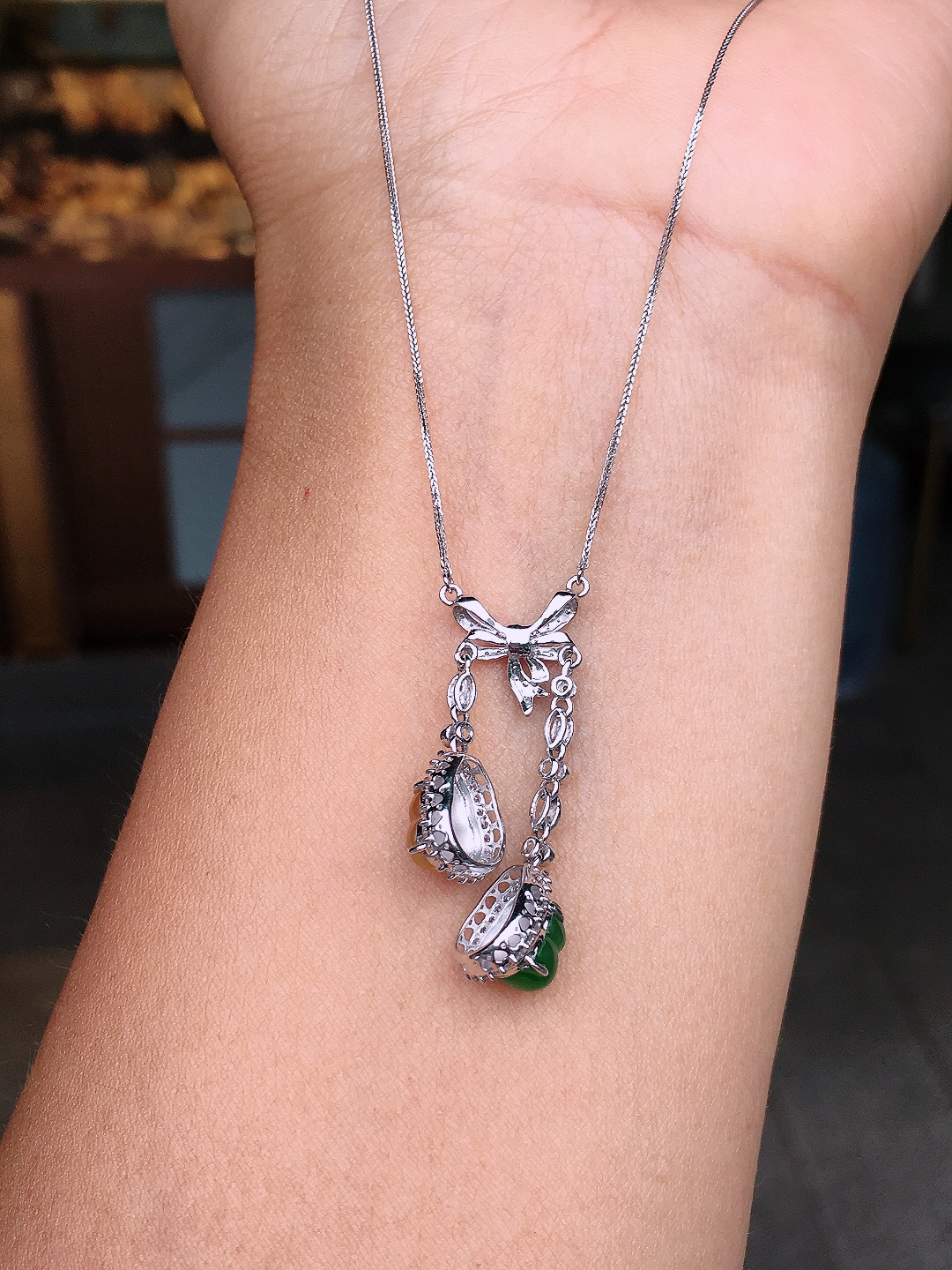 （黄+绿）二合一锁骨链，色泽均匀艳丽，玉质细腻，荧光感超
强，饱满圆润，尽显优雅气质，18k
金豪华镶嵌