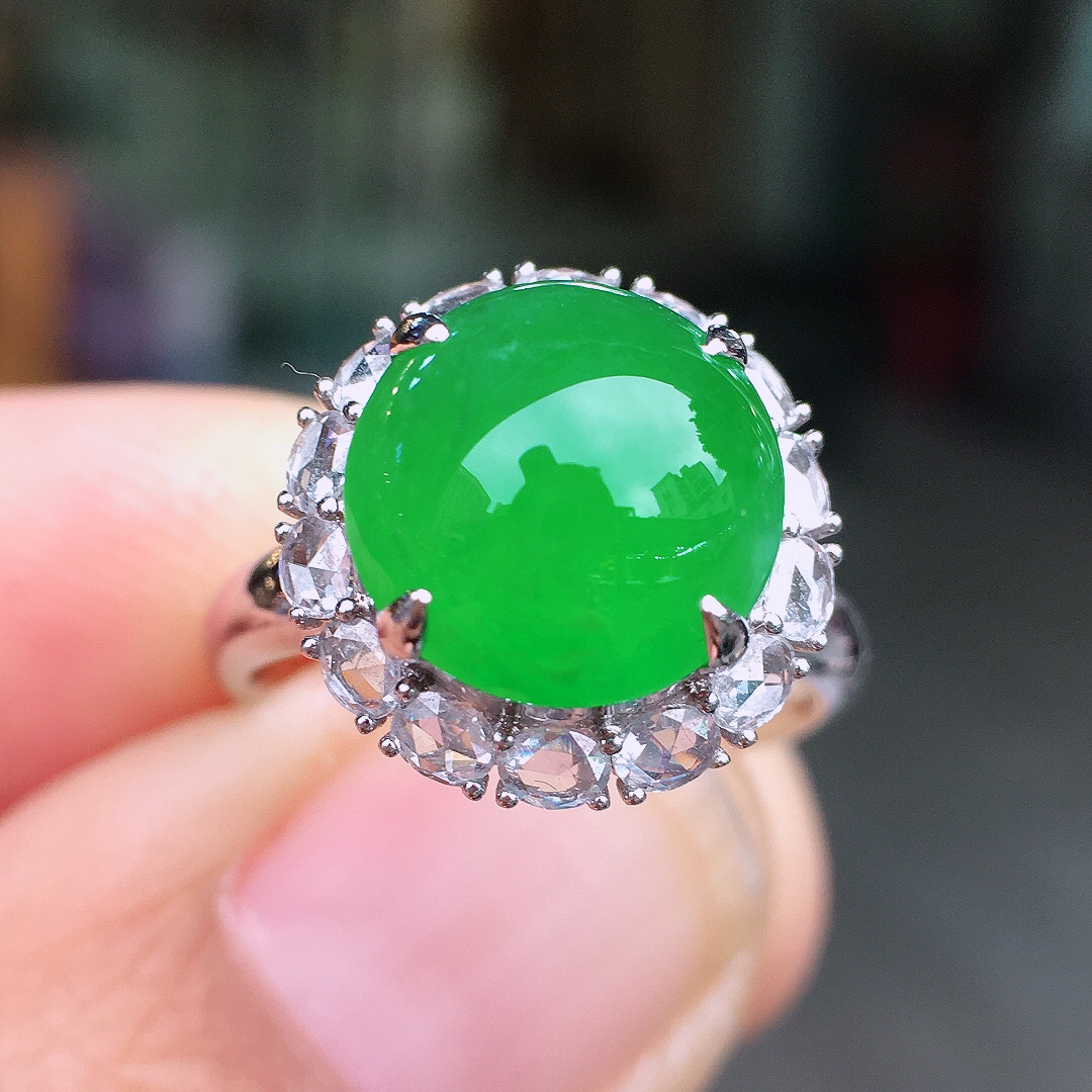 阳绿蛋面戒指，色泽均匀艳丽，玉质细腻，荧光感超
强，饱满圆润，尽显优雅气质，18k
金豪华镶嵌