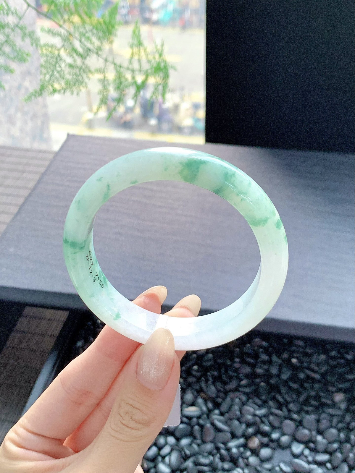 【晴底飘花手镯】
水润晴底飘花，底子细腻光滑富有大自然的美感，一抹浓浓色系很大气
【尺寸】55