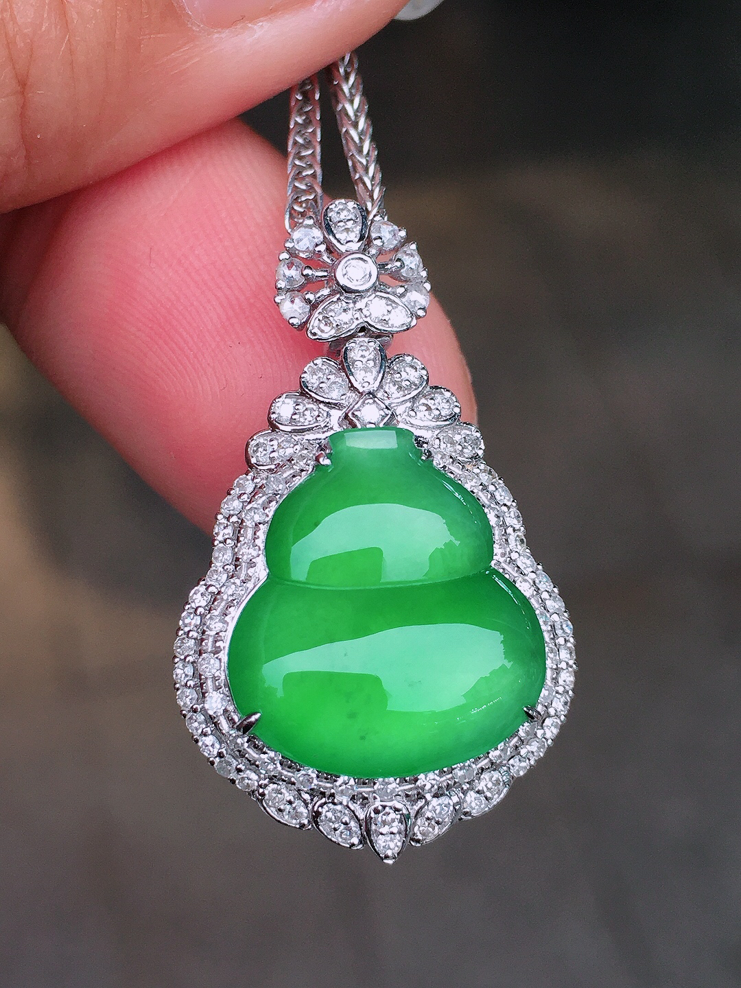 阳绿葫芦吊坠，色泽均匀艳丽，玉质细腻，荧光感超
强，饱满圆润，尽显优雅气质，18k
金豪华镶嵌