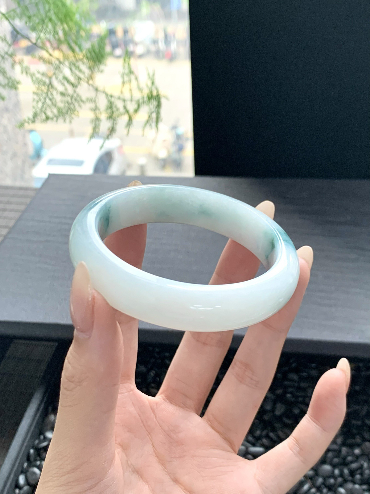 【飘花手镯】
飘花翡翠手镯如一泓春水映落花，清透的底色上翠色轻漾如云如絮，灵动生辉
【尺寸】56-14-8mm