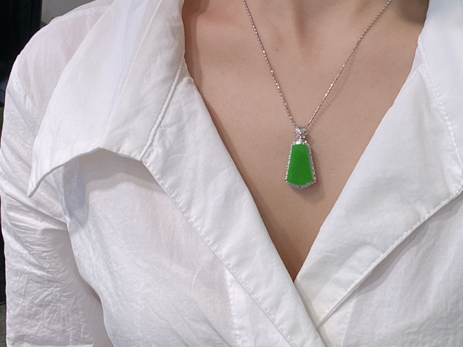 冰阳绿无事牌吊坠 
种老肉细 精致简约
色阳色正 18k金镶嵌 高性价比‼️
尺寸如图一  实物更美～