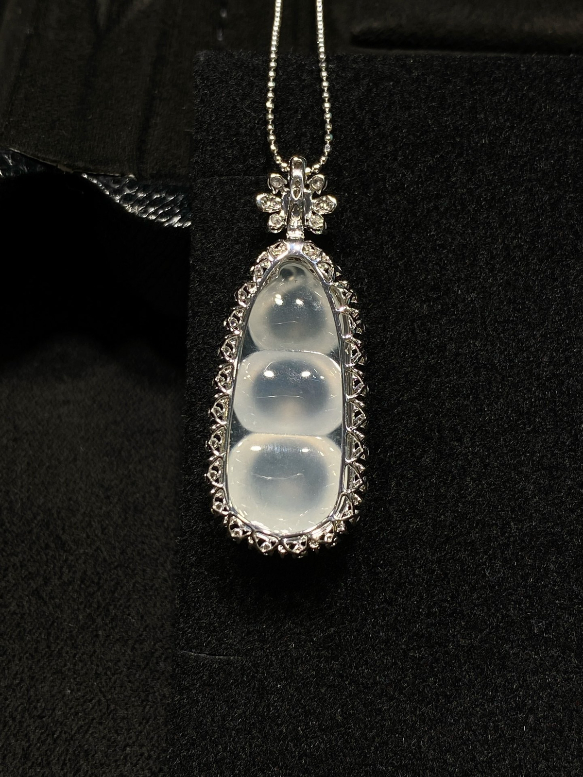 🤍白冰·福豆
18k金伴钻
福豆的形态饱满温润，清透如泉，福意绵长，藏不住的贵气精致～