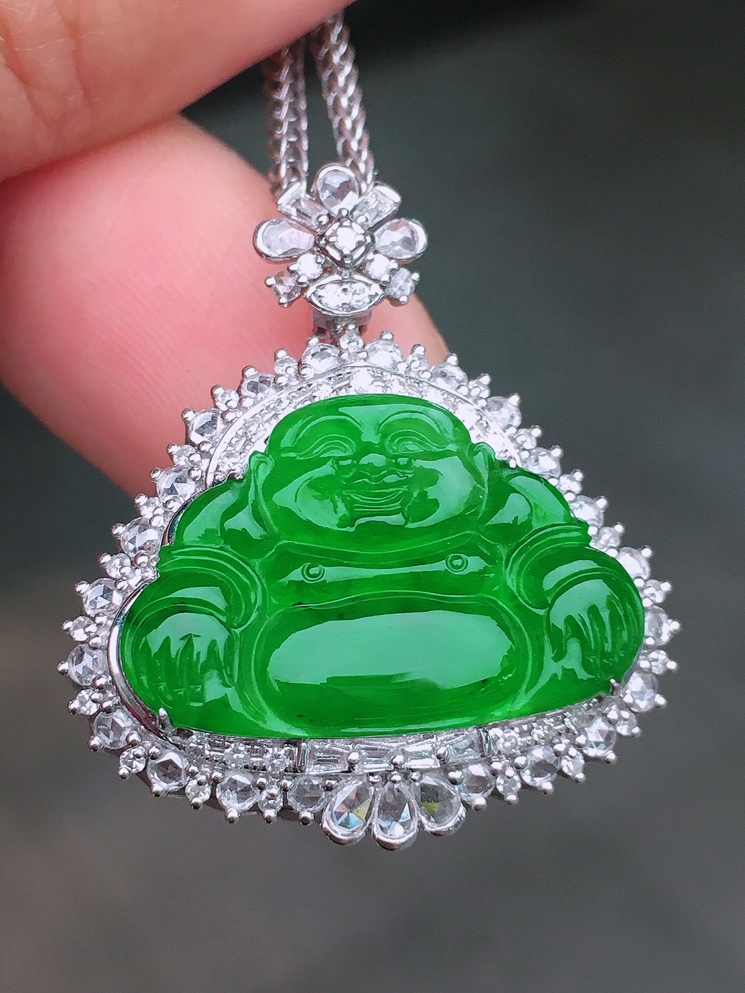 阳绿佛公吊坠，色泽均匀艳丽，玉质细腻，荧光感超
强，饱满圆润，尽显优雅气质，18k
金豪华镶嵌