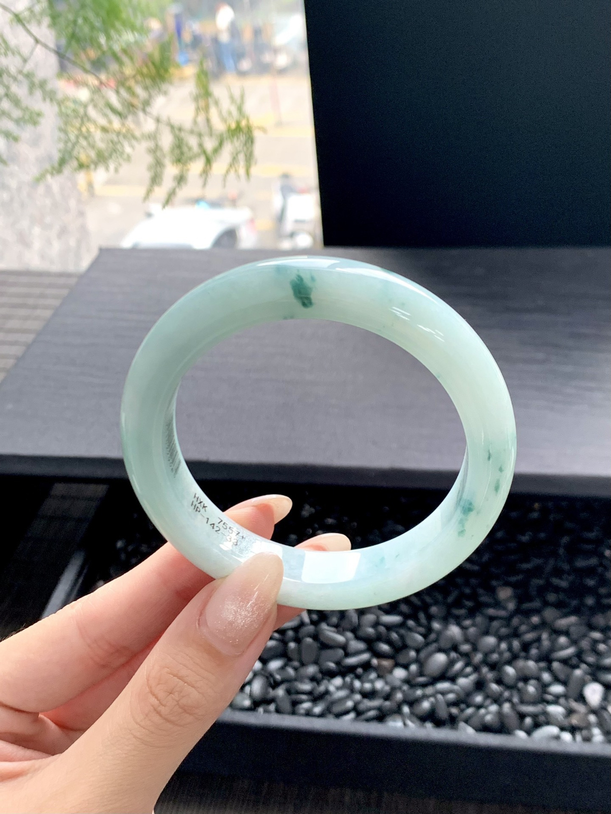 【冰飘花手镯】
缓缓坠入绿林江南满圈藻绿花色 清气若兰，道不尽的中式清雅，沁人心脾️（微瑕）
【尺寸】55-12-8mm