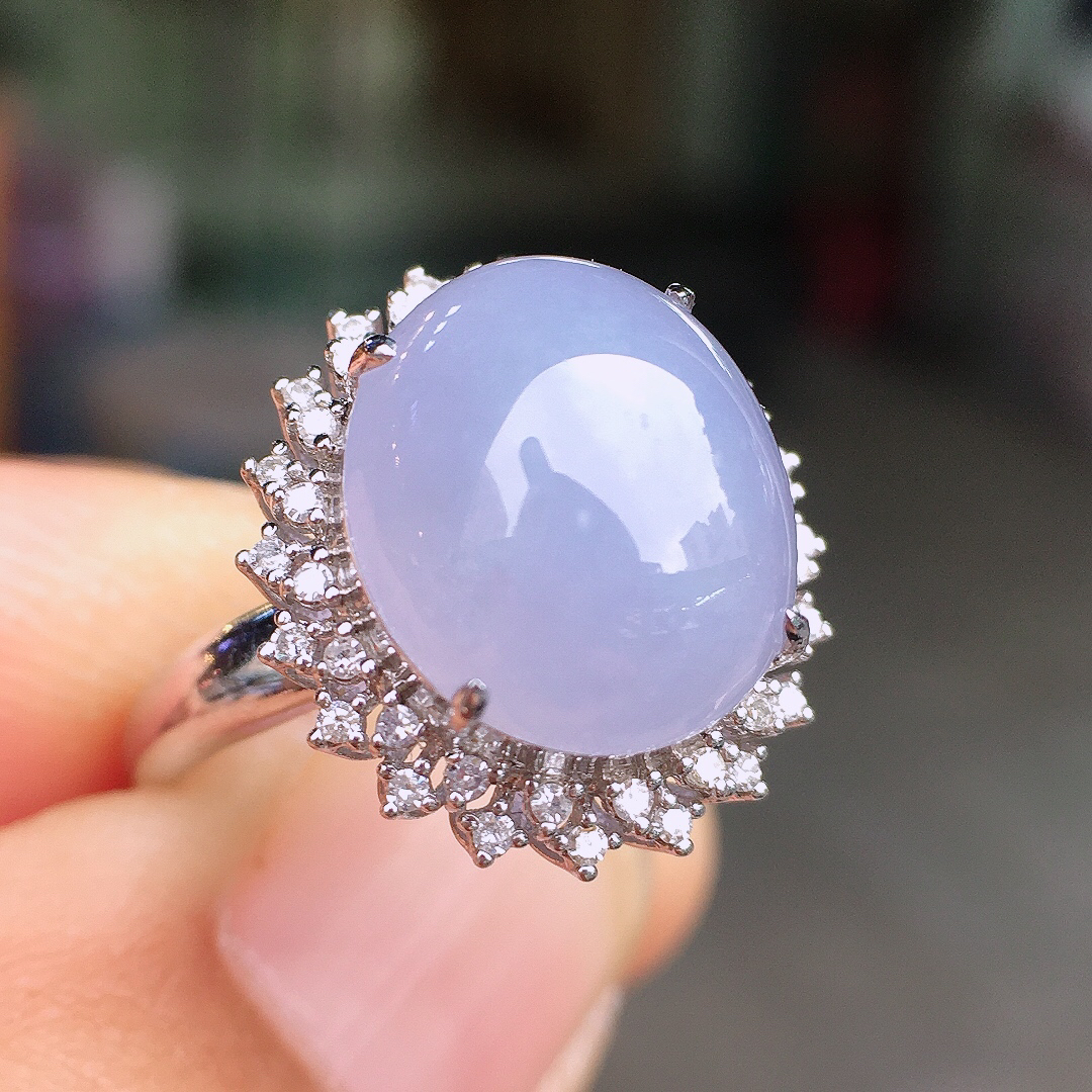 紫罗兰蛋面戒指，色泽均匀艳丽，玉质细腻，荧光感超
强，饱满圆润，尽显优雅气质，18k
金豪华镶嵌