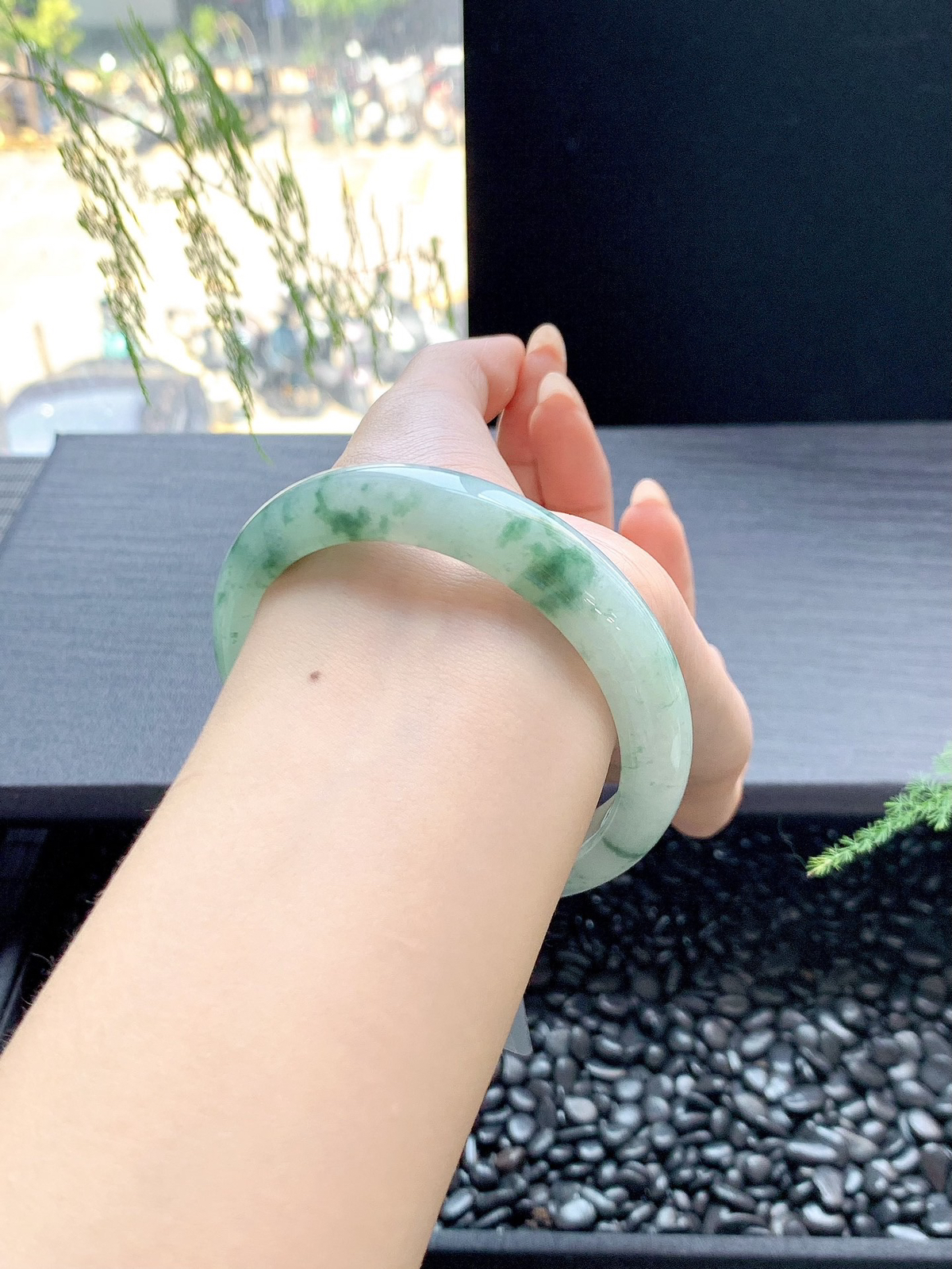 【晴底飘花手镯】
一汀烟雨杏花寒雨过天晴的柔风绿色 澄净湖水的宁静仿佛整个春天都在里面
【尺寸】54-12-8mm