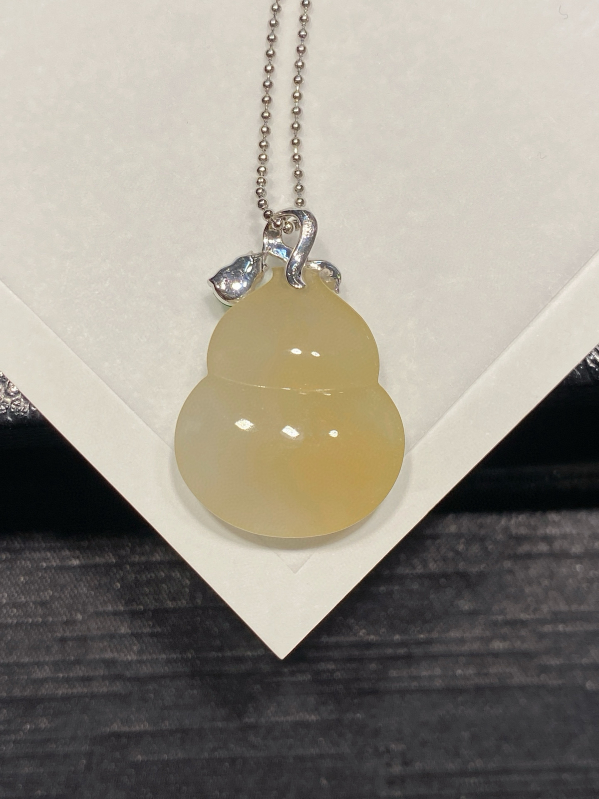 黄翡·葫芦

这枚蜜黄葫芦，冰润饱满，招财神器～