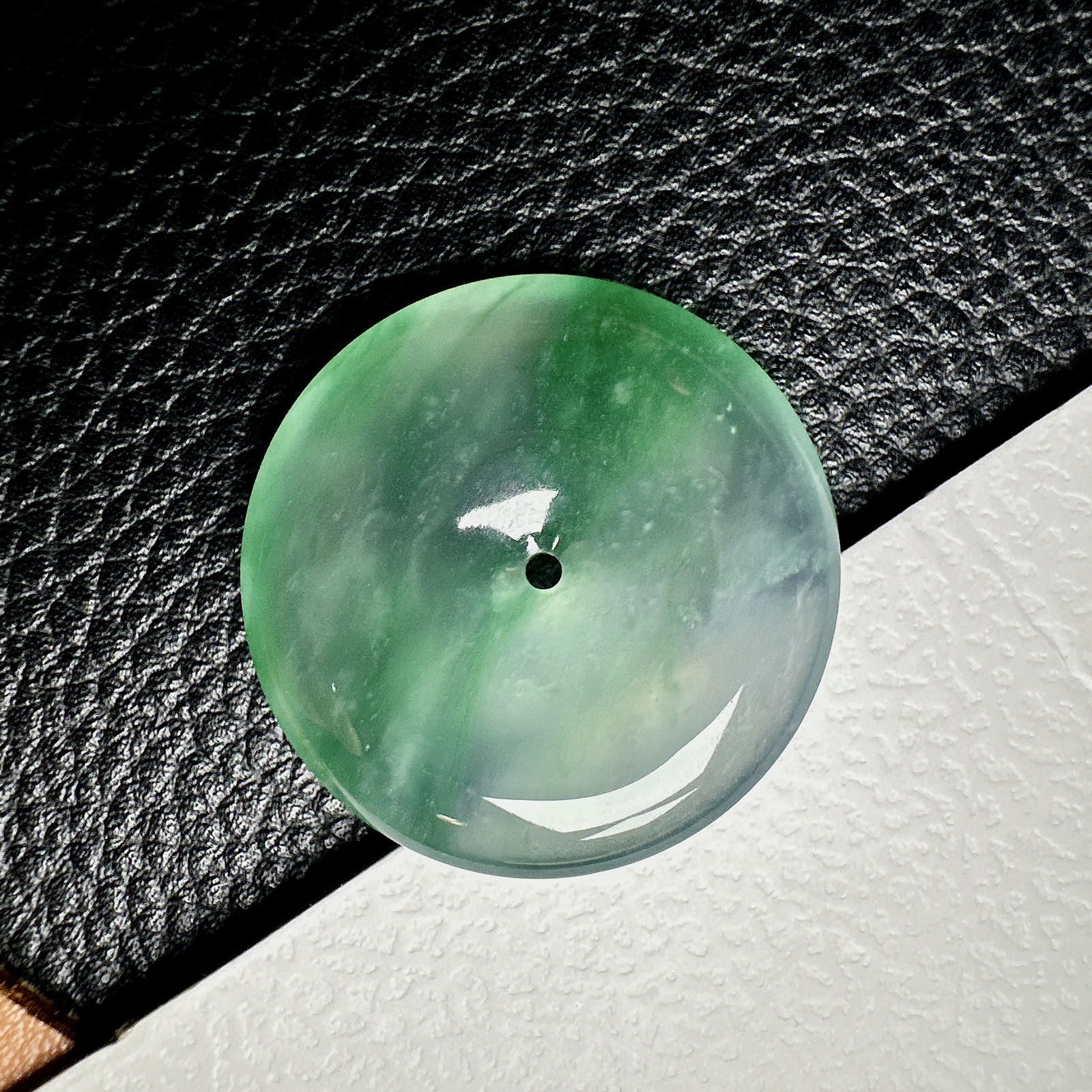 【冰种飘绿平安扣】质地细腻，品质很好，冰感十足，胶感明显，收藏品质