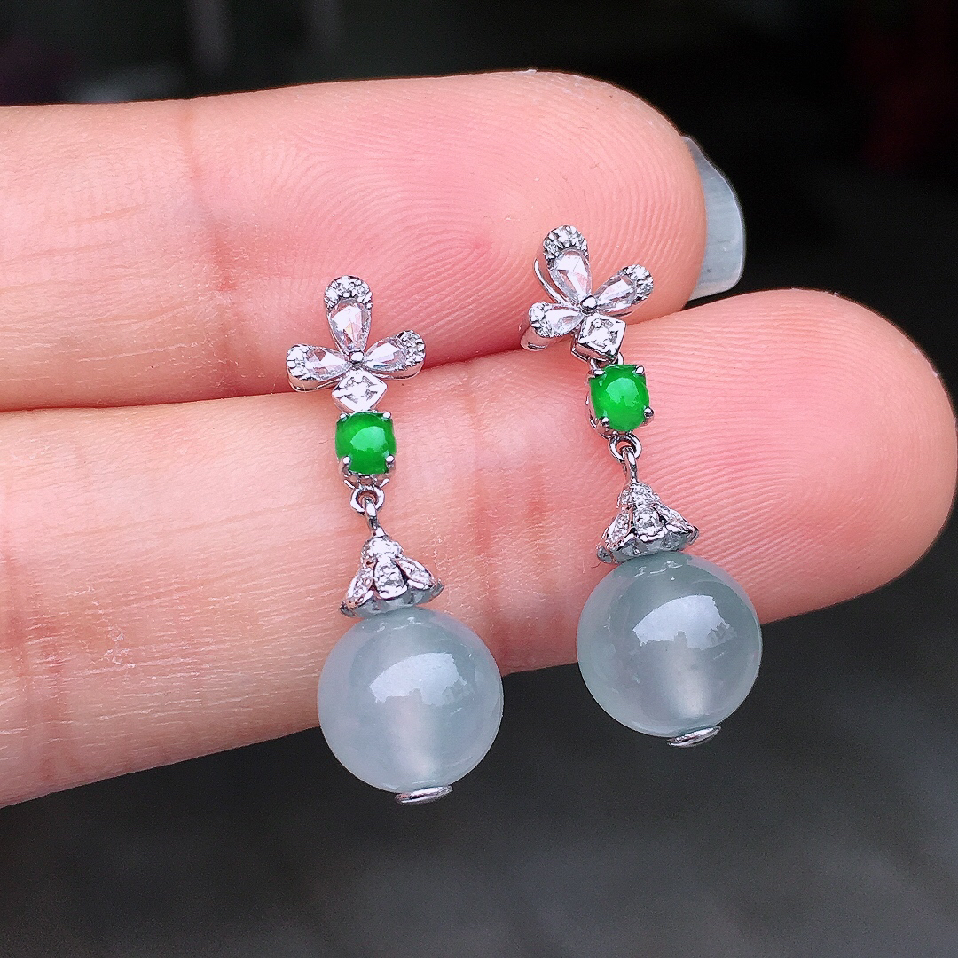 冰种珠子耳坠，玉质细腻，荧光感超
强，饱满圆润，尽显优雅气质，18k
金豪华镶嵌