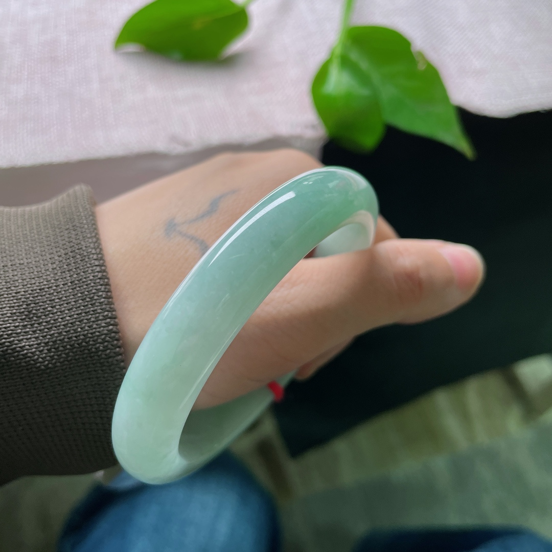 58.3/12/8.4，蓝底正圈，时尚，肉细种老，腕间一抹蓝，温柔又耐看。，ss47926a