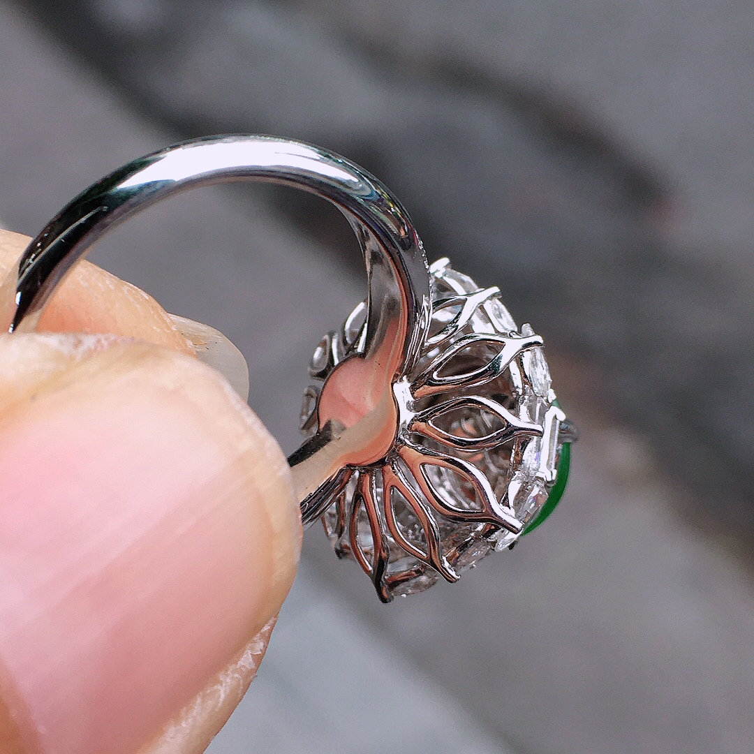 阳绿蛋面戒指，色泽均匀艳丽，玉质细腻，荧光感超
强，饱满圆润，尽显优雅气质，18k
金豪华镶嵌