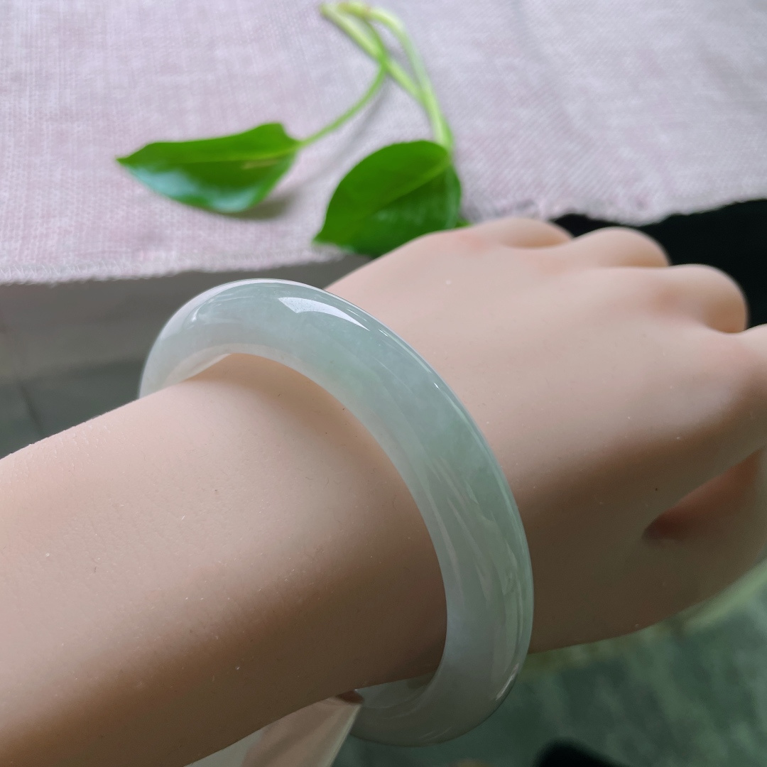 57.6/11.4/9，浅绿底正圈，干净清爽，一袭素衣，一抹淡绿，便是最好的夏日注解。，洒金，ss48145a