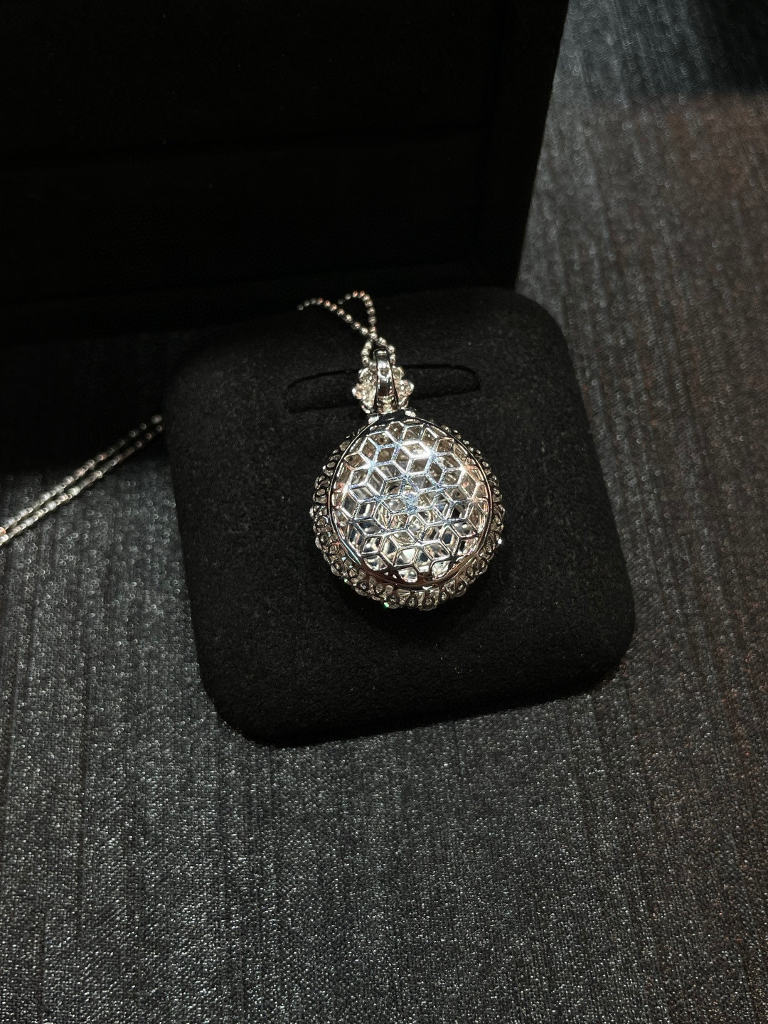 冰阳绿 飘花 平安扣吊坠

18k金配钻镶嵌