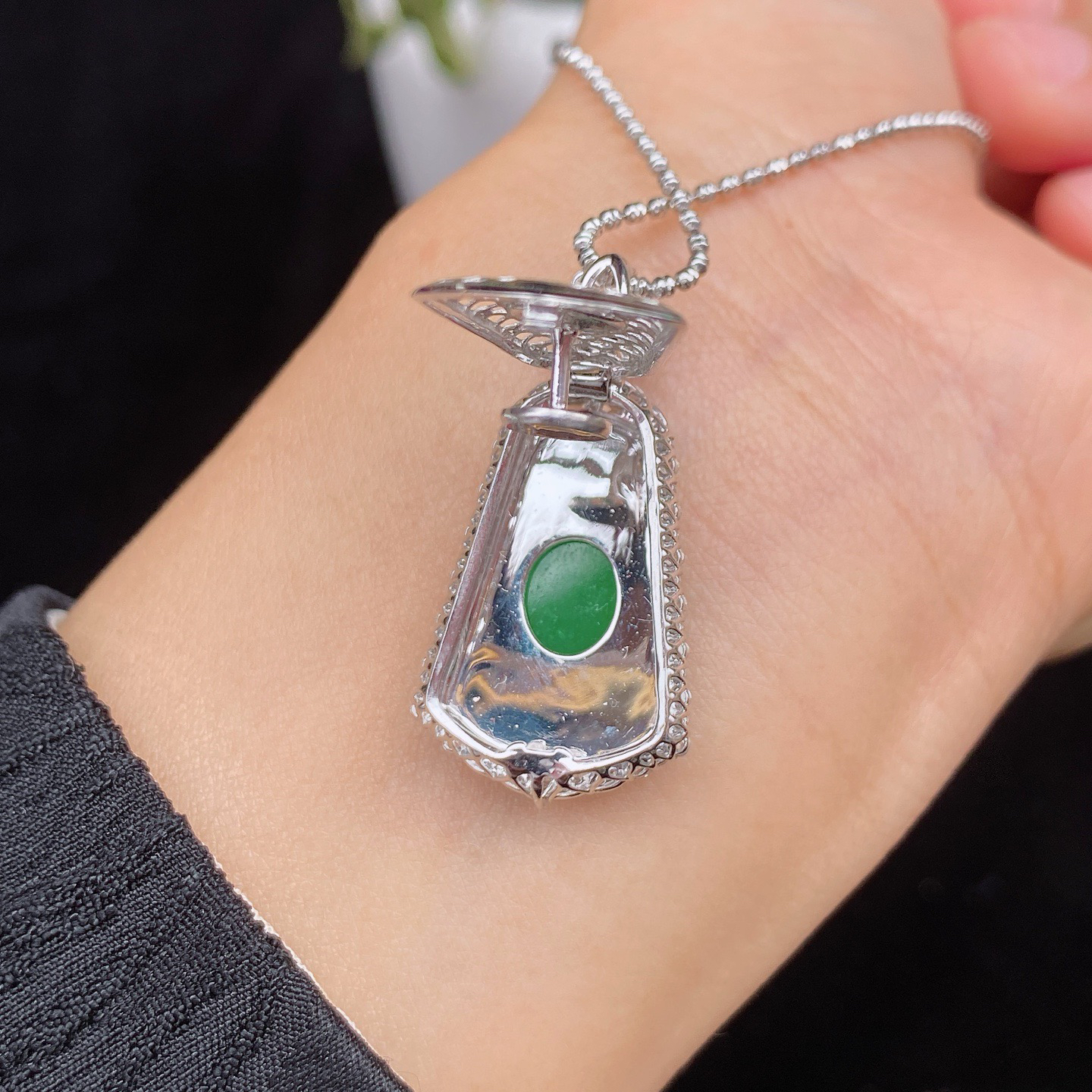 冰阳绿无事牌吊坠 
种老肉细 精致简约
色阳色正 18k金镶嵌 高性价比‼️
尺寸如图一  实物更美～