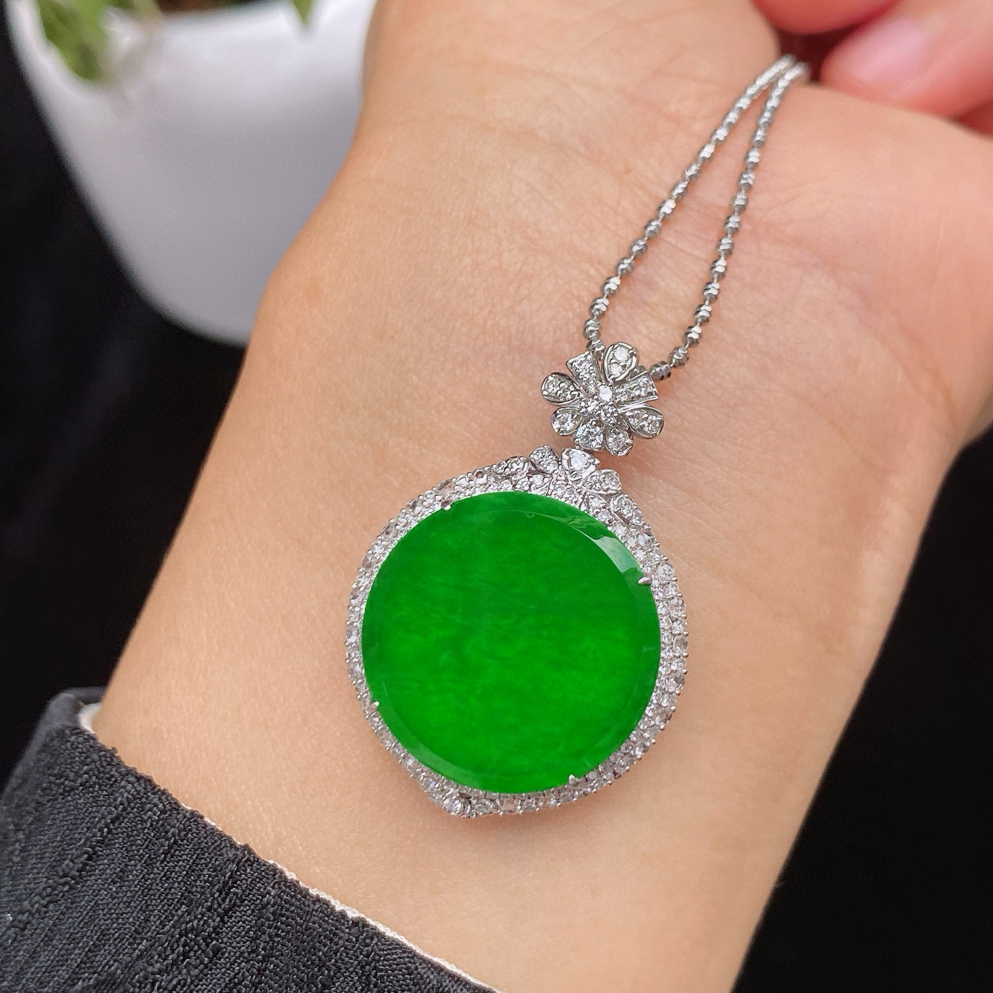 辣阳绿圆牌吊坠 
冰透种好 色辣色满 
18k金镶嵌 高性价比‼️
尺寸如图一  实物更美～