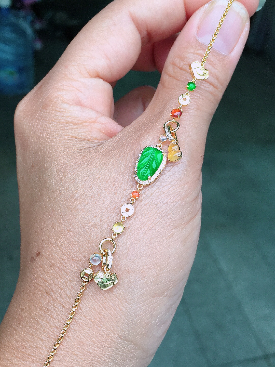 阳绿玉叶手链，色泽均匀艳丽，玉质细腻，荧光感超
强，饱满圆润，尽显优雅气质，18k
金豪华镶嵌