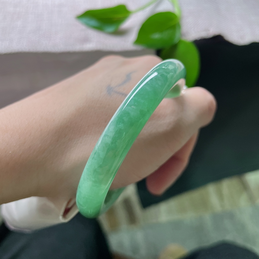 52.3/9.6绿底圆条，水润细腻，种老，翠色伊人，自带贵气，皮纹，ss50130a