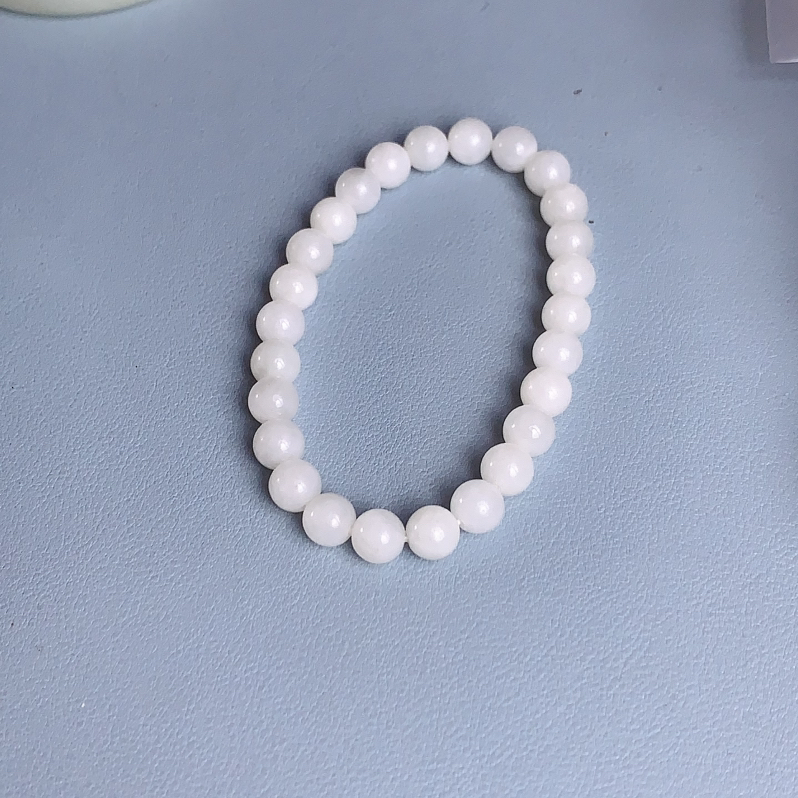 私人专拍超低价放漏，特批赠送手串一个
和田玉52.8圈口青白色手镯！重46.9克玉质细腻油润 底色纯净 无裂无杂 脂粉好，品质好！图为自然光拍摄