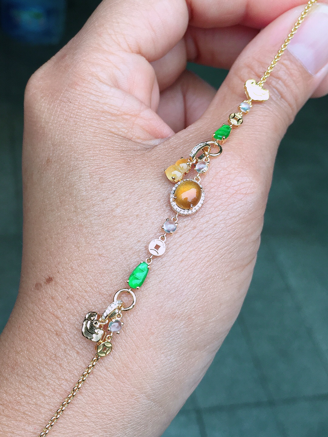 黄翡蛋面手链，色泽均匀艳丽，玉质细腻，荧光感超
强，饱满圆润，尽显优雅气质，18k
金豪华镶嵌