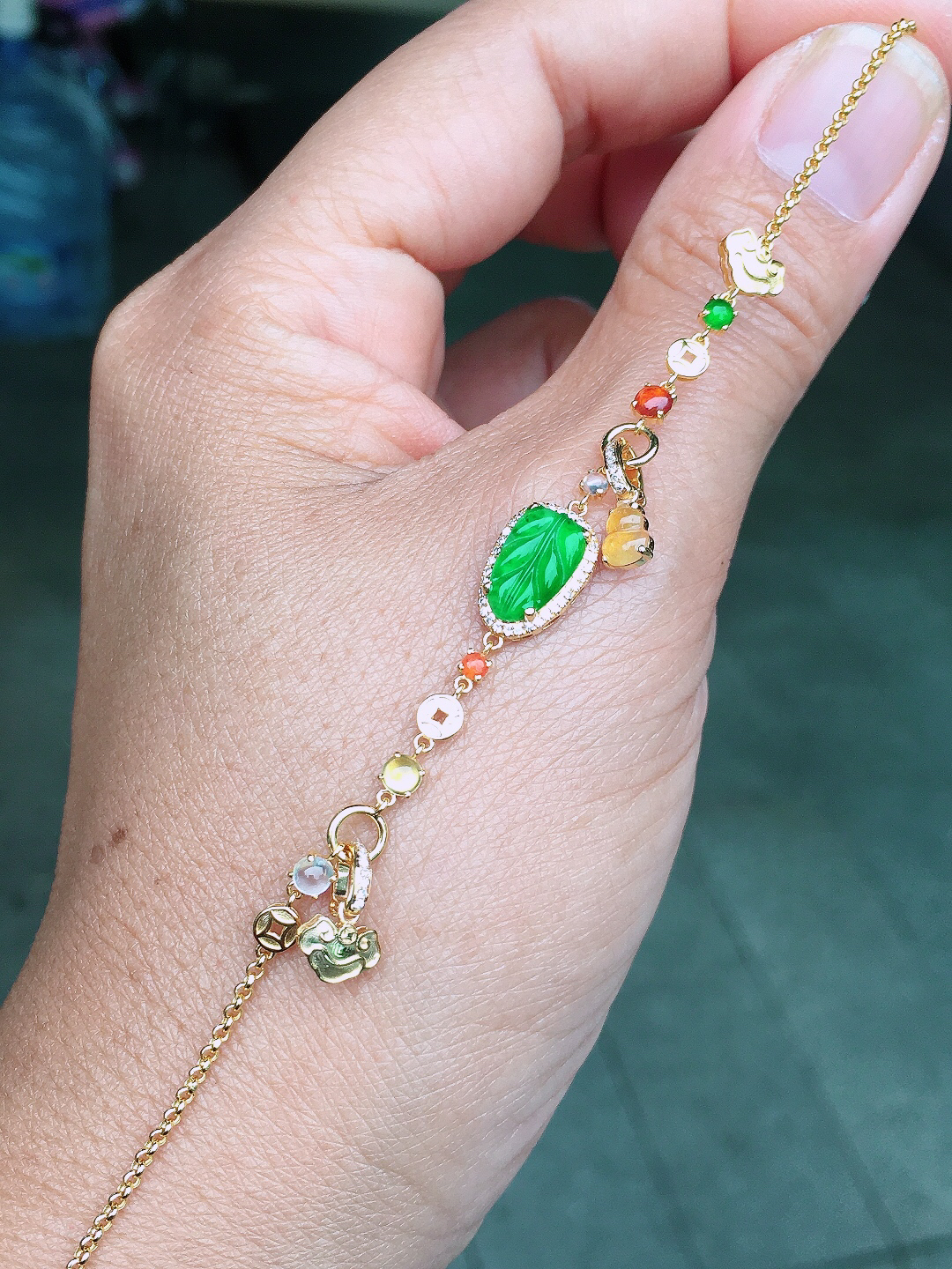 阳绿玉叶手链，色泽均匀艳丽，玉质细腻，荧光感超
强，饱满圆润，尽显优雅气质，18k
金豪华镶嵌