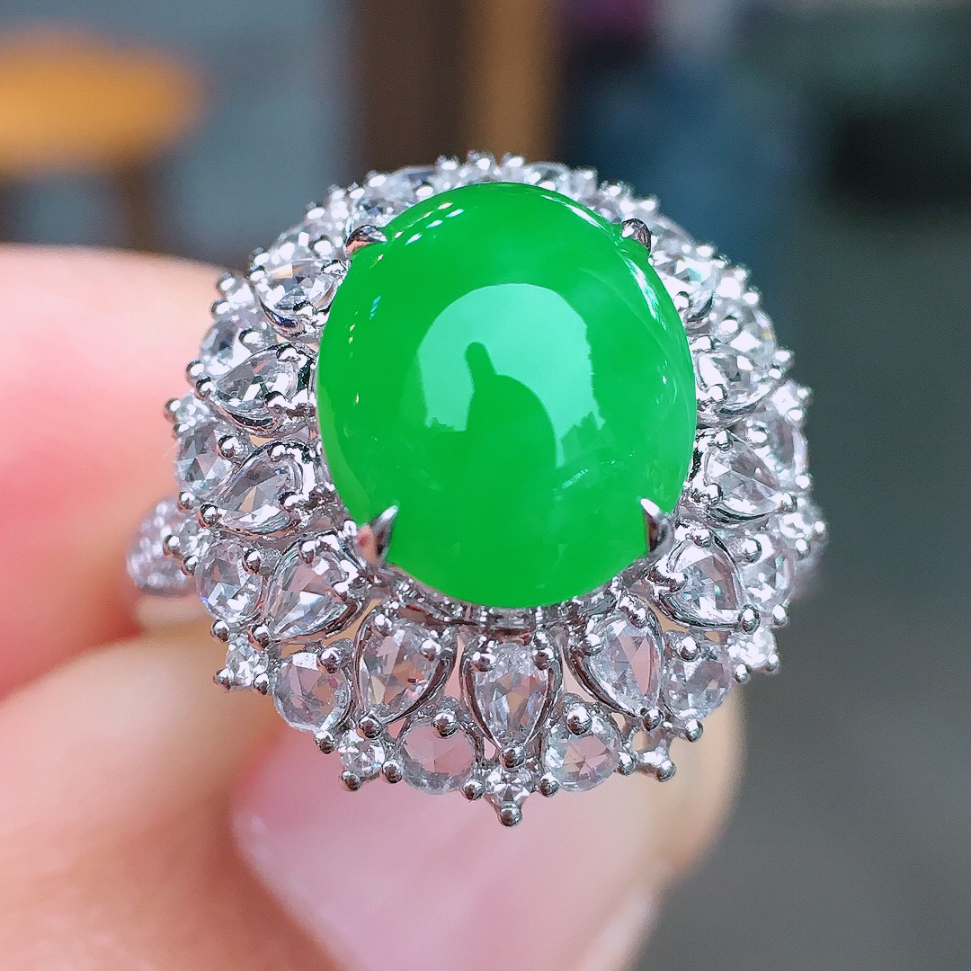 阳绿蛋面戒指，色泽均匀艳丽，玉质细腻，荧光感超
强，饱满圆润，尽显优雅气质，18k
金豪华镶嵌