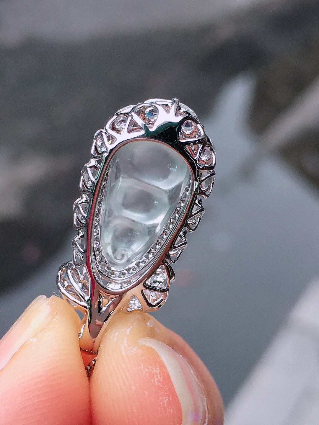 玻璃种福豆吊坠，玉质细腻，荧光感超
强，饱满圆润，尽显优雅气质，18k
金豪华镶嵌