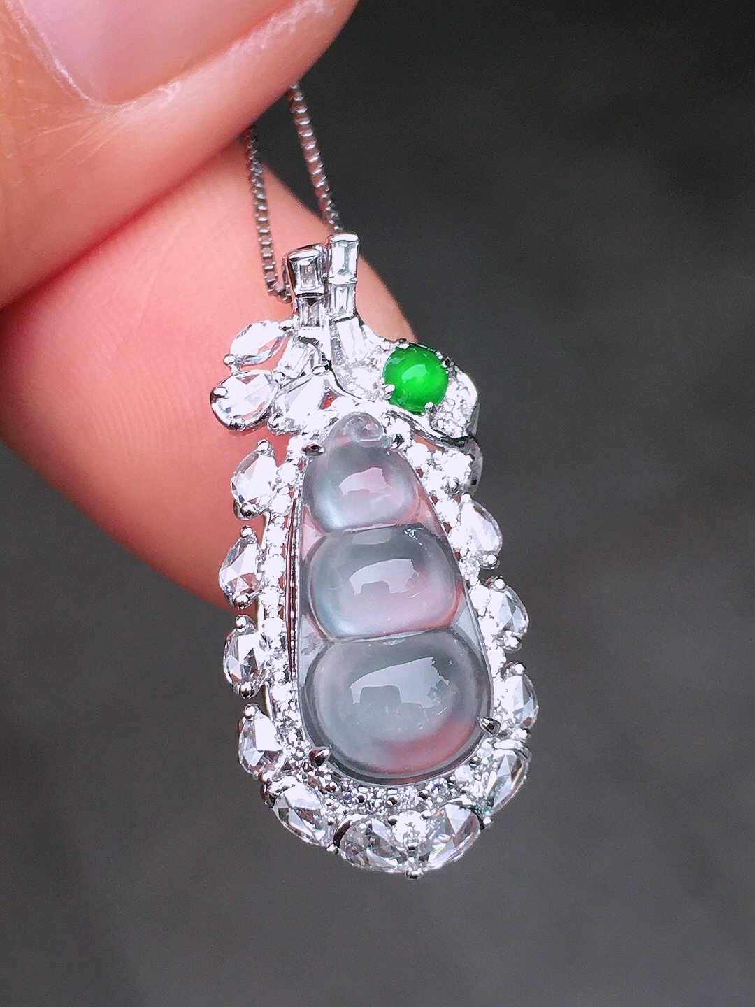 玻璃种福豆吊坠，玉质细腻，荧光感超
强，饱满圆润，尽显优雅气质，18k
金豪华镶嵌