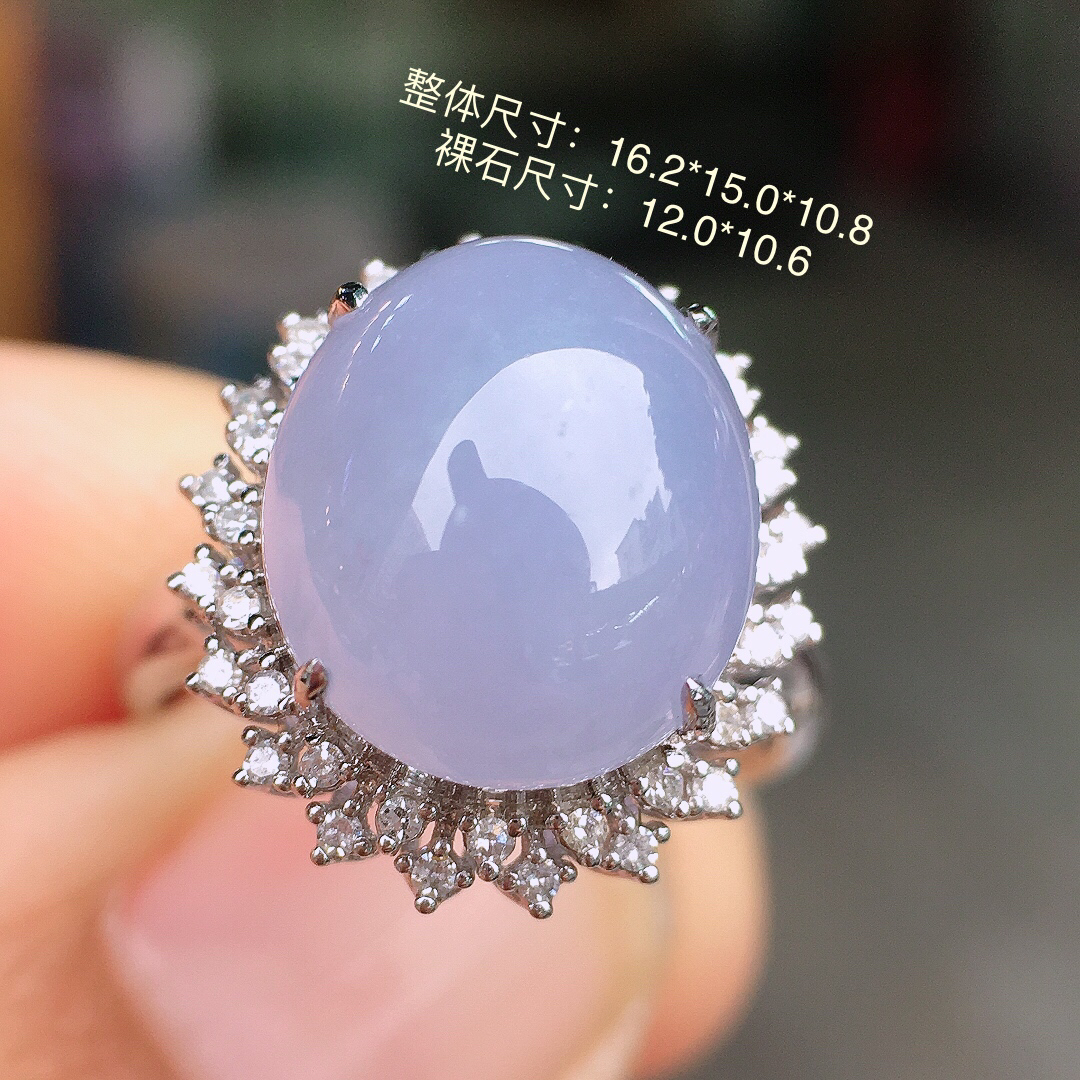 紫罗兰蛋面戒指，色泽均匀艳丽，玉质细腻，荧光感超
强，饱满圆润，尽显优雅气质，18k
金豪华镶嵌