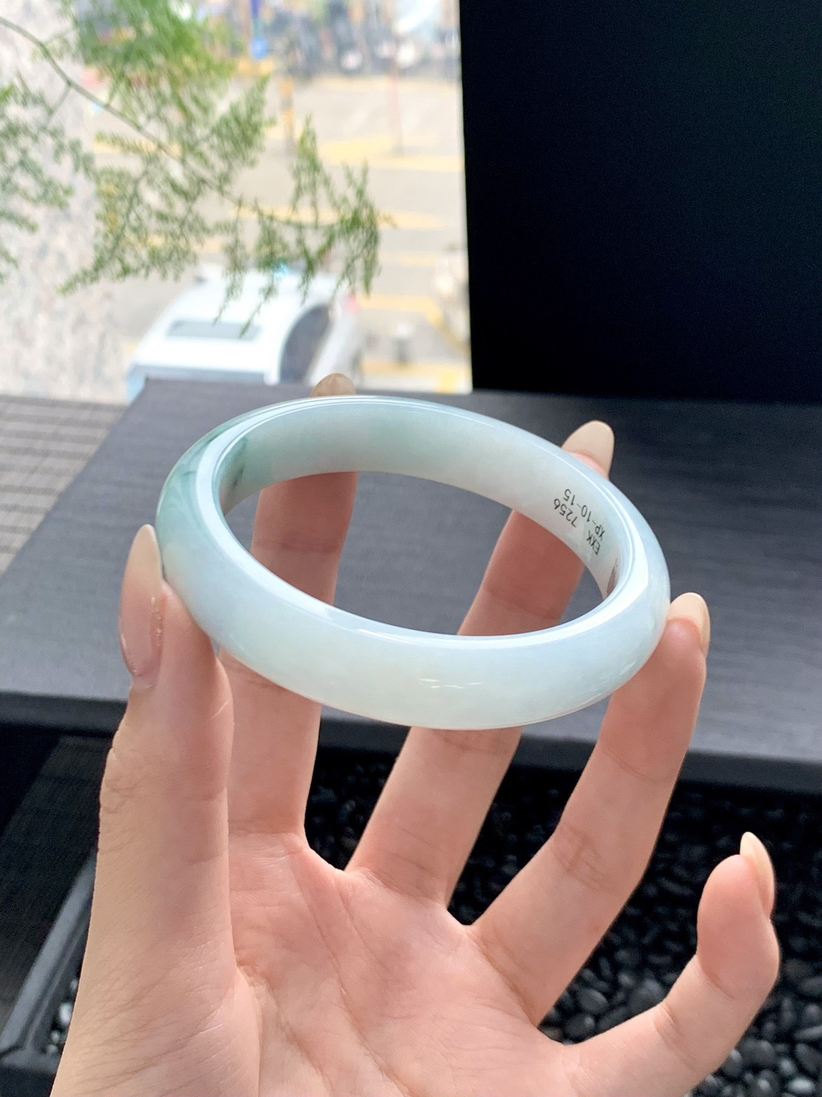 【冰飘花手镯】
清爽花色灵动而飘渺，勾勒出一副唯美诗意的山水意境画，古典优雅又秀气
【尺寸】56-12-8mm