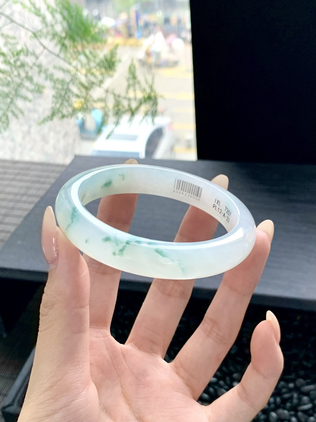 【冰飘花手镯】
清爽花色灵动而飘渺，勾勒出一副唯美诗意的山水意境画，古典优雅又秀气
【尺寸】57-12-8mm