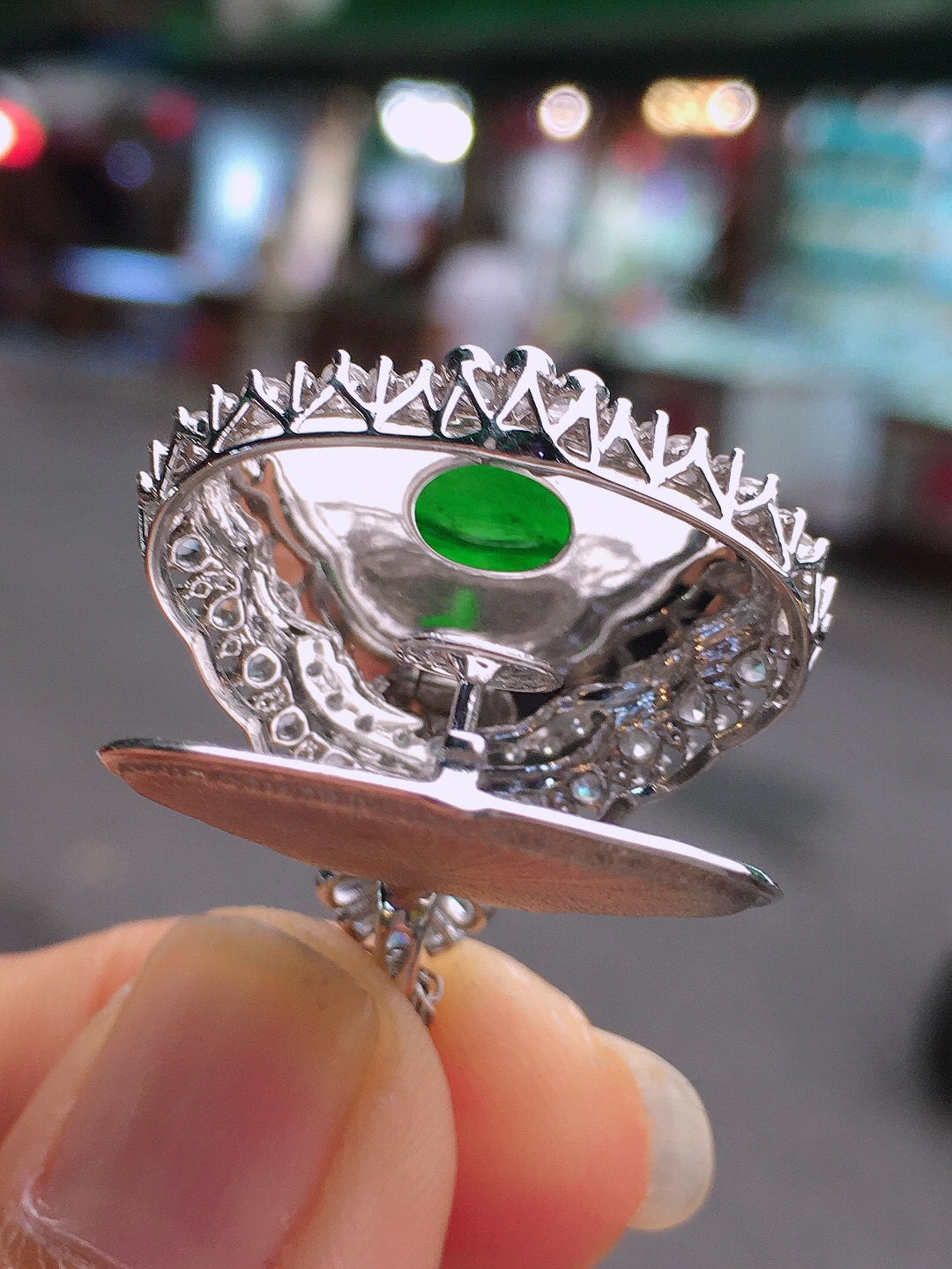 阳绿佛公吊坠，色泽均匀艳丽，玉质细腻，荧光感超
强，饱满圆润，尽显优雅气质，18k
金豪华镶嵌