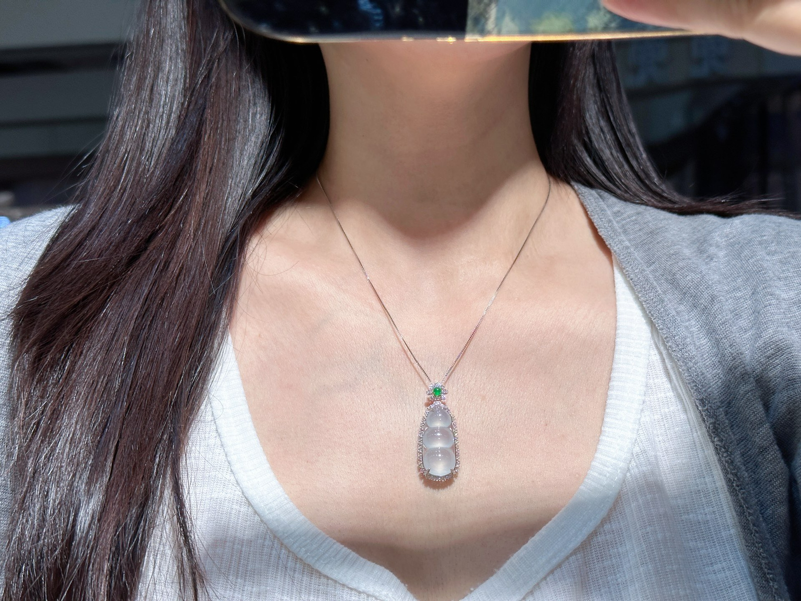 🤍白冰·福豆
18k金伴钻
福豆的形态饱满温润，清透如泉，福意绵长，藏不住的贵气精致～